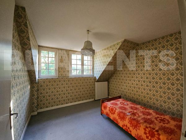 Maison traditionnelle avec dépendances et vaste terrain