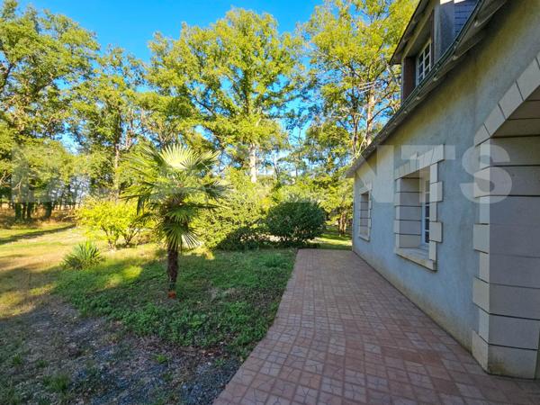 Maison traditionnelle avec dépendances et vaste terrain