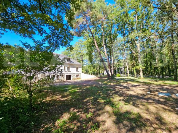 Maison traditionnelle avec dépendances et vaste terrain