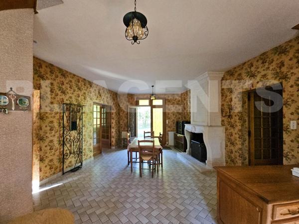 Maison traditionnelle avec dépendances et vaste terrain