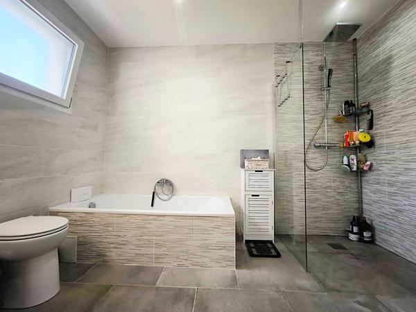 Maison RT2020 plain-pied 4 chambres, garage, piscine, jardin et pool house à 5 min de Carcassonne