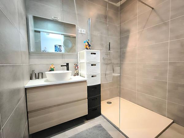 Maison RT2020 plain-pied 4 chambres, garage, piscine, jardin et pool house à 5 min de Carcassonne