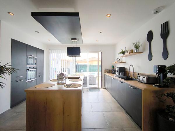 Maison RT2020 plain-pied 4 chambres, garage, piscine, jardin et pool house à 5 min de Carcassonne