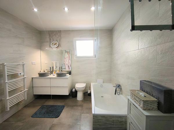 Maison RT2020 plain-pied 4 chambres, garage, piscine, jardin et pool house à 5 min de Carcassonne