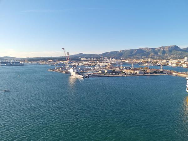 Vue mer exceptionnelle pour cet appartement de 3 piéces Toulon Port de plaisance