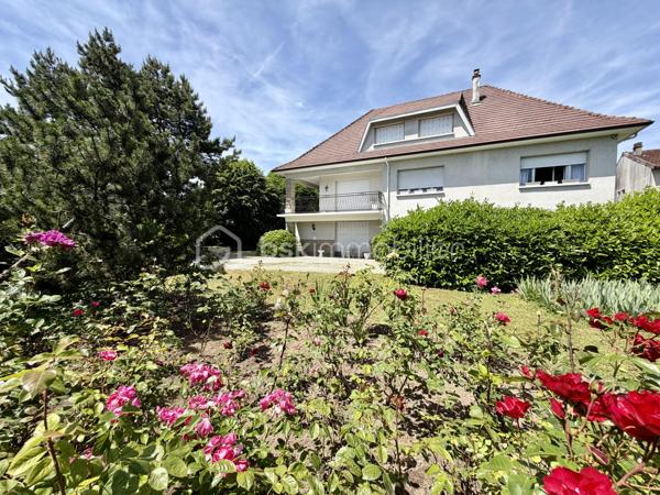 Rare sur le secteur de Panazol, à seulement quelques minutes du centre de Limoges, cette propriété familiale de plus de 209 m² habitables bénéficie d’un superbe parc plat, arboré et constructible de 2 378 m², offrant un cadre de vie privilégié ainsi qu’un fort potentiel patrimonial.

Implantée dans un environnement résidentiel recherché, à proximité des commerces, écoles, services et transports, cette maison de 1976 séduit immédiatement par ses volumes généreux, sa luminosité et ses nombreuses possibilités d’évolution.

Le rez-de-chaussée propose une belle pièce de réception de plus de 30 m² pouvant accueillir salle de jeux, espace détente, activité libérale ou second salon, ainsi que deux chambres supplémentaires dont une avec salle d’eau privative. Un garage de plus de 52 m² complète l’ensemble.

Le premier étage accueille un vaste séjour lumineux ouvert sur une grande terrasse balcon dominant le jardin, une cuisine indépendante avec accès extérieur, ainsi que trois chambres dont une avec salle de bains privative.

Les combles offrent environ 100 m² aménageables supplémentaires, laissant envisager de nombreux projets d’aménagement selon les besoins.

À l’extérieur, le parc entièrement plat et piscinable constitue un atout exceptionnel sur le secteur. Le terrain constructible permet d’envisager différents projets de valorisation : extension, construction complémentaire ou division parcellaire avec accès indépendant (sous réserve des autorisations d’urbanisme).


Composition du bien :

Rez-de-chaussée :
- Entrée
- Grande salle de réception / salle de jeux
- Deux chambres dont une avec salle d’eau
- Garage de plus de 52 m²

Premier étage :
- Palier
- Cuisine indépendante avec accès terrasse balcon
- Séjour lumineux avec accès terrasse balcon
- Trois chambres dont une avec salle de bains privative
- Salle de bains
- WC indépendant

Deuxième étage :
Grenier aménageable d’environ 100 m²


Des travaux de modernisation permettront de révéler pleinement le potentiel de cette propriété rare, idéale pour une grande famille, une profession libérale, un projet intergénérationnel ou une stratégie de valorisation patrimoniale.

Les points forts :
Grand terrain constructible rare sur le secteur
Division parcellaire envisageable
Parc plat, arboré et piscinable
Combles aménageables
Très beaux volumes
Terrasse balcon avec vue sur le jardin
Toiture et gouttières récentes
Avancées de toit PVC refaites en 2022
Proximité immédiate de Limoges et des commodités
Fort potentiel familial et patrimonial

Une opportunité rare sur le marché de Panazol.