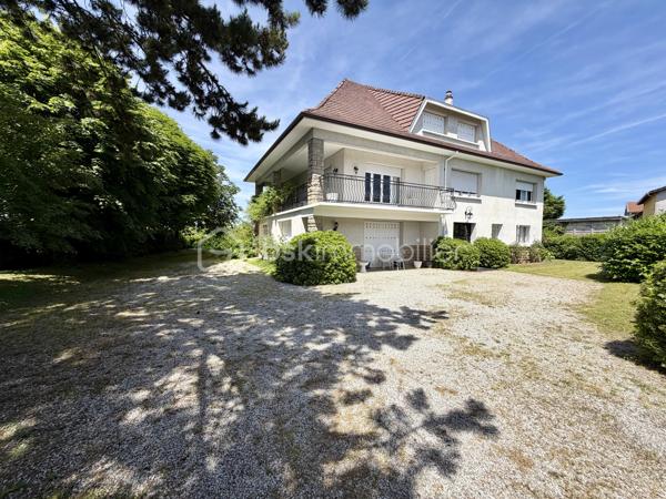 Rare sur le secteur de Panazol, à seulement quelques minutes du centre de Limoges, cette propriété familiale de plus de 209 m² habitables bénéficie d’un superbe parc plat, arboré et constructible de 2 378 m², offrant un cadre de vie privilégié ainsi qu’un fort potentiel patrimonial.

Implantée dans un environnement résidentiel recherché, à proximité des commerces, écoles, services et transports, cette maison de 1976 séduit immédiatement par ses volumes généreux, sa luminosité et ses nombreuses possibilités d’évolution.

Le rez-de-chaussée propose une belle pièce de réception de plus de 30 m² pouvant accueillir salle de jeux, espace détente, activité libérale ou second salon, ainsi que deux chambres supplémentaires dont une avec salle d’eau privative. Un garage de plus de 52 m² complète l’ensemble.

Le premier étage accueille un vaste séjour lumineux ouvert sur une grande terrasse balcon dominant le jardin, une cuisine indépendante avec accès extérieur, ainsi que trois chambres dont une avec salle de bains privative.

Les combles offrent environ 100 m² aménageables supplémentaires, laissant envisager de nombreux projets d’aménagement selon les besoins.

À l’extérieur, le parc entièrement plat et piscinable constitue un atout exceptionnel sur le secteur. Le terrain constructible permet d’envisager différents projets de valorisation : extension, construction complémentaire ou division parcellaire avec accès indépendant (sous réserve des autorisations d’urbanisme).


Composition du bien :

Rez-de-chaussée :
- Entrée
- Grande salle de réception / salle de jeux
- Deux chambres dont une avec salle d’eau
- Garage de plus de 52 m²

Premier étage :
- Palier
- Cuisine indépendante avec accès terrasse balcon
- Séjour lumineux avec accès terrasse balcon
- Trois chambres dont une avec salle de bains privative
- Salle de bains
- WC indépendant

Deuxième étage :
Grenier aménageable d’environ 100 m²


Des travaux de modernisation permettront de révéler pleinement le potentiel de cette propriété rare, idéale pour une grande famille, une profession libérale, un projet intergénérationnel ou une stratégie de valorisation patrimoniale.

Les points forts :
Grand terrain constructible rare sur le secteur
Division parcellaire envisageable
Parc plat, arboré et piscinable
Combles aménageables
Très beaux volumes
Terrasse balcon avec vue sur le jardin
Toiture et gouttières récentes
Avancées de toit PVC refaites en 2022
Proximité immédiate de Limoges et des commodités
Fort potentiel familial et patrimonial

Une opportunité rare sur le marché de Panazol.
