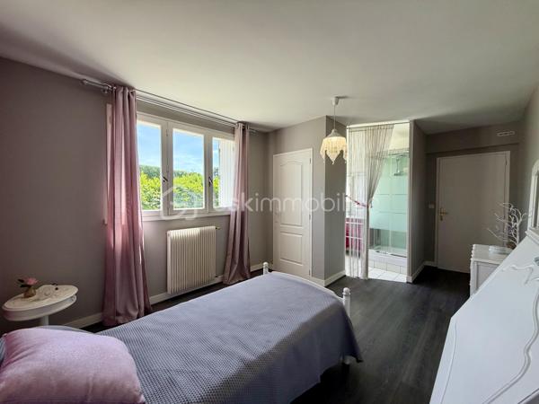 Rare sur le secteur de Panazol, à seulement quelques minutes du centre de Limoges, cette propriété familiale de plus de 209 m² habitables bénéficie d’un superbe parc plat, arboré et constructible de 2 378 m², offrant un cadre de vie privilégié ainsi qu’un fort potentiel patrimonial.

Implantée dans un environnement résidentiel recherché, à proximité des commerces, écoles, services et transports, cette maison de 1976 séduit immédiatement par ses volumes généreux, sa luminosité et ses nombreuses possibilités d’évolution.

Le rez-de-chaussée propose une belle pièce de réception de plus de 30 m² pouvant accueillir salle de jeux, espace détente, activité libérale ou second salon, ainsi que deux chambres supplémentaires dont une avec salle d’eau privative. Un garage de plus de 52 m² complète l’ensemble.

Le premier étage accueille un vaste séjour lumineux ouvert sur une grande terrasse balcon dominant le jardin, une cuisine indépendante avec accès extérieur, ainsi que trois chambres dont une avec salle de bains privative.

Les combles offrent environ 100 m² aménageables supplémentaires, laissant envisager de nombreux projets d’aménagement selon les besoins.

À l’extérieur, le parc entièrement plat et piscinable constitue un atout exceptionnel sur le secteur. Le terrain constructible permet d’envisager différents projets de valorisation : extension, construction complémentaire ou division parcellaire avec accès indépendant (sous réserve des autorisations d’urbanisme).


Composition du bien :

Rez-de-chaussée :
- Entrée
- Grande salle de réception / salle de jeux
- Deux chambres dont une avec salle d’eau
- Garage de plus de 52 m²

Premier étage :
- Palier
- Cuisine indépendante avec accès terrasse balcon
- Séjour lumineux avec accès terrasse balcon
- Trois chambres dont une avec salle de bains privative
- Salle de bains
- WC indépendant

Deuxième étage :
Grenier aménageable d’environ 100 m²


Des travaux de modernisation permettront de révéler pleinement le potentiel de cette propriété rare, idéale pour une grande famille, une profession libérale, un projet intergénérationnel ou une stratégie de valorisation patrimoniale.

Les points forts :
Grand terrain constructible rare sur le secteur
Division parcellaire envisageable
Parc plat, arboré et piscinable
Combles aménageables
Très beaux volumes
Terrasse balcon avec vue sur le jardin
Toiture et gouttières récentes
Avancées de toit PVC refaites en 2022
Proximité immédiate de Limoges et des commodités
Fort potentiel familial et patrimonial

Une opportunité rare sur le marché de Panazol.