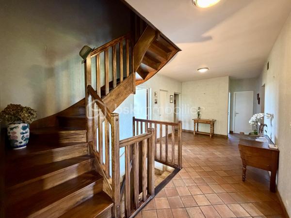Rare sur le secteur de Panazol, à seulement quelques minutes du centre de Limoges, cette propriété familiale de plus de 209 m² habitables bénéficie d’un superbe parc plat, arboré et constructible de 2 378 m², offrant un cadre de vie privilégié ainsi qu’un fort potentiel patrimonial.

Implantée dans un environnement résidentiel recherché, à proximité des commerces, écoles, services et transports, cette maison de 1976 séduit immédiatement par ses volumes généreux, sa luminosité et ses nombreuses possibilités d’évolution.

Le rez-de-chaussée propose une belle pièce de réception de plus de 30 m² pouvant accueillir salle de jeux, espace détente, activité libérale ou second salon, ainsi que deux chambres supplémentaires dont une avec salle d’eau privative. Un garage de plus de 52 m² complète l’ensemble.

Le premier étage accueille un vaste séjour lumineux ouvert sur une grande terrasse balcon dominant le jardin, une cuisine indépendante avec accès extérieur, ainsi que trois chambres dont une avec salle de bains privative.

Les combles offrent environ 100 m² aménageables supplémentaires, laissant envisager de nombreux projets d’aménagement selon les besoins.

À l’extérieur, le parc entièrement plat et piscinable constitue un atout exceptionnel sur le secteur. Le terrain constructible permet d’envisager différents projets de valorisation : extension, construction complémentaire ou division parcellaire avec accès indépendant (sous réserve des autorisations d’urbanisme).


Composition du bien :

Rez-de-chaussée :
- Entrée
- Grande salle de réception / salle de jeux
- Deux chambres dont une avec salle d’eau
- Garage de plus de 52 m²

Premier étage :
- Palier
- Cuisine indépendante avec accès terrasse balcon
- Séjour lumineux avec accès terrasse balcon
- Trois chambres dont une avec salle de bains privative
- Salle de bains
- WC indépendant

Deuxième étage :
Grenier aménageable d’environ 100 m²


Des travaux de modernisation permettront de révéler pleinement le potentiel de cette propriété rare, idéale pour une grande famille, une profession libérale, un projet intergénérationnel ou une stratégie de valorisation patrimoniale.

Les points forts :
Grand terrain constructible rare sur le secteur
Division parcellaire envisageable
Parc plat, arboré et piscinable
Combles aménageables
Très beaux volumes
Terrasse balcon avec vue sur le jardin
Toiture et gouttières récentes
Avancées de toit PVC refaites en 2022
Proximité immédiate de Limoges et des commodités
Fort potentiel familial et patrimonial

Une opportunité rare sur le marché de Panazol.