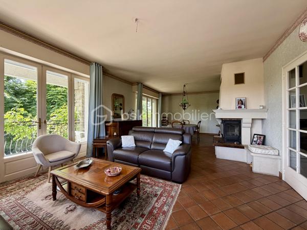 Rare sur le secteur de Panazol, à seulement quelques minutes du centre de Limoges, cette propriété familiale de plus de 209 m² habitables bénéficie d’un superbe parc plat, arboré et constructible de 2 378 m², offrant un cadre de vie privilégié ainsi qu’un fort potentiel patrimonial.

Implantée dans un environnement résidentiel recherché, à proximité des commerces, écoles, services et transports, cette maison de 1976 séduit immédiatement par ses volumes généreux, sa luminosité et ses nombreuses possibilités d’évolution.

Le rez-de-chaussée propose une belle pièce de réception de plus de 30 m² pouvant accueillir salle de jeux, espace détente, activité libérale ou second salon, ainsi que deux chambres supplémentaires dont une avec salle d’eau privative. Un garage de plus de 52 m² complète l’ensemble.

Le premier étage accueille un vaste séjour lumineux ouvert sur une grande terrasse balcon dominant le jardin, une cuisine indépendante avec accès extérieur, ainsi que trois chambres dont une avec salle de bains privative.

Les combles offrent environ 100 m² aménageables supplémentaires, laissant envisager de nombreux projets d’aménagement selon les besoins.

À l’extérieur, le parc entièrement plat et piscinable constitue un atout exceptionnel sur le secteur. Le terrain constructible permet d’envisager différents projets de valorisation : extension, construction complémentaire ou division parcellaire avec accès indépendant (sous réserve des autorisations d’urbanisme).


Composition du bien :

Rez-de-chaussée :
- Entrée
- Grande salle de réception / salle de jeux
- Deux chambres dont une avec salle d’eau
- Garage de plus de 52 m²

Premier étage :
- Palier
- Cuisine indépendante avec accès terrasse balcon
- Séjour lumineux avec accès terrasse balcon
- Trois chambres dont une avec salle de bains privative
- Salle de bains
- WC indépendant

Deuxième étage :
Grenier aménageable d’environ 100 m²


Des travaux de modernisation permettront de révéler pleinement le potentiel de cette propriété rare, idéale pour une grande famille, une profession libérale, un projet intergénérationnel ou une stratégie de valorisation patrimoniale.

Les points forts :
Grand terrain constructible rare sur le secteur
Division parcellaire envisageable
Parc plat, arboré et piscinable
Combles aménageables
Très beaux volumes
Terrasse balcon avec vue sur le jardin
Toiture et gouttières récentes
Avancées de toit PVC refaites en 2022
Proximité immédiate de Limoges et des commodités
Fort potentiel familial et patrimonial

Une opportunité rare sur le marché de Panazol.