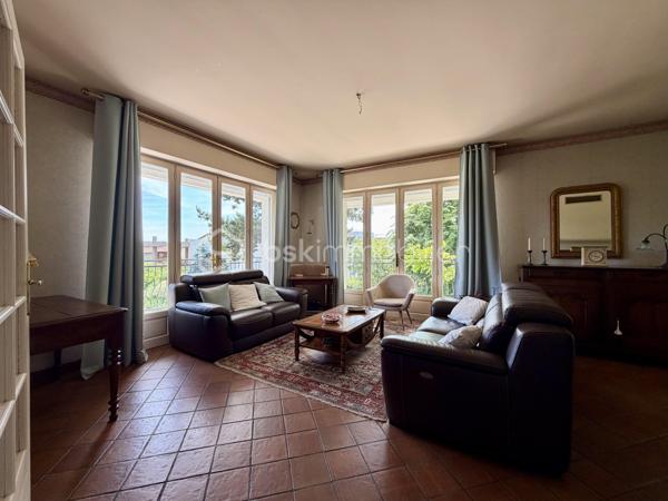 Rare sur le secteur de Panazol, à seulement quelques minutes du centre de Limoges, cette propriété familiale de plus de 209 m² habitables bénéficie d’un superbe parc plat, arboré et constructible de 2 378 m², offrant un cadre de vie privilégié ainsi qu’un fort potentiel patrimonial.

Implantée dans un environnement résidentiel recherché, à proximité des commerces, écoles, services et transports, cette maison de 1976 séduit immédiatement par ses volumes généreux, sa luminosité et ses nombreuses possibilités d’évolution.

Le rez-de-chaussée propose une belle pièce de réception de plus de 30 m² pouvant accueillir salle de jeux, espace détente, activité libérale ou second salon, ainsi que deux chambres supplémentaires dont une avec salle d’eau privative. Un garage de plus de 52 m² complète l’ensemble.

Le premier étage accueille un vaste séjour lumineux ouvert sur une grande terrasse balcon dominant le jardin, une cuisine indépendante avec accès extérieur, ainsi que trois chambres dont une avec salle de bains privative.

Les combles offrent environ 100 m² aménageables supplémentaires, laissant envisager de nombreux projets d’aménagement selon les besoins.

À l’extérieur, le parc entièrement plat et piscinable constitue un atout exceptionnel sur le secteur. Le terrain constructible permet d’envisager différents projets de valorisation : extension, construction complémentaire ou division parcellaire avec accès indépendant (sous réserve des autorisations d’urbanisme).


Composition du bien :

Rez-de-chaussée :
- Entrée
- Grande salle de réception / salle de jeux
- Deux chambres dont une avec salle d’eau
- Garage de plus de 52 m²

Premier étage :
- Palier
- Cuisine indépendante avec accès terrasse balcon
- Séjour lumineux avec accès terrasse balcon
- Trois chambres dont une avec salle de bains privative
- Salle de bains
- WC indépendant

Deuxième étage :
Grenier aménageable d’environ 100 m²


Des travaux de modernisation permettront de révéler pleinement le potentiel de cette propriété rare, idéale pour une grande famille, une profession libérale, un projet intergénérationnel ou une stratégie de valorisation patrimoniale.

Les points forts :
Grand terrain constructible rare sur le secteur
Division parcellaire envisageable
Parc plat, arboré et piscinable
Combles aménageables
Très beaux volumes
Terrasse balcon avec vue sur le jardin
Toiture et gouttières récentes
Avancées de toit PVC refaites en 2022
Proximité immédiate de Limoges et des commodités
Fort potentiel familial et patrimonial

Une opportunité rare sur le marché de Panazol.
