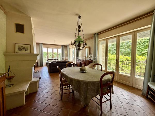 Rare sur le secteur de Panazol, à seulement quelques minutes du centre de Limoges, cette propriété familiale de plus de 209 m² habitables bénéficie d’un superbe parc plat, arboré et constructible de 2 378 m², offrant un cadre de vie privilégié ainsi qu’un fort potentiel patrimonial.

Implantée dans un environnement résidentiel recherché, à proximité des commerces, écoles, services et transports, cette maison de 1976 séduit immédiatement par ses volumes généreux, sa luminosité et ses nombreuses possibilités d’évolution.

Le rez-de-chaussée propose une belle pièce de réception de plus de 30 m² pouvant accueillir salle de jeux, espace détente, activité libérale ou second salon, ainsi que deux chambres supplémentaires dont une avec salle d’eau privative. Un garage de plus de 52 m² complète l’ensemble.

Le premier étage accueille un vaste séjour lumineux ouvert sur une grande terrasse balcon dominant le jardin, une cuisine indépendante avec accès extérieur, ainsi que trois chambres dont une avec salle de bains privative.

Les combles offrent environ 100 m² aménageables supplémentaires, laissant envisager de nombreux projets d’aménagement selon les besoins.

À l’extérieur, le parc entièrement plat et piscinable constitue un atout exceptionnel sur le secteur. Le terrain constructible permet d’envisager différents projets de valorisation : extension, construction complémentaire ou division parcellaire avec accès indépendant (sous réserve des autorisations d’urbanisme).


Composition du bien :

Rez-de-chaussée :
- Entrée
- Grande salle de réception / salle de jeux
- Deux chambres dont une avec salle d’eau
- Garage de plus de 52 m²

Premier étage :
- Palier
- Cuisine indépendante avec accès terrasse balcon
- Séjour lumineux avec accès terrasse balcon
- Trois chambres dont une avec salle de bains privative
- Salle de bains
- WC indépendant

Deuxième étage :
Grenier aménageable d’environ 100 m²


Des travaux de modernisation permettront de révéler pleinement le potentiel de cette propriété rare, idéale pour une grande famille, une profession libérale, un projet intergénérationnel ou une stratégie de valorisation patrimoniale.

Les points forts :
Grand terrain constructible rare sur le secteur
Division parcellaire envisageable
Parc plat, arboré et piscinable
Combles aménageables
Très beaux volumes
Terrasse balcon avec vue sur le jardin
Toiture et gouttières récentes
Avancées de toit PVC refaites en 2022
Proximité immédiate de Limoges et des commodités
Fort potentiel familial et patrimonial

Une opportunité rare sur le marché de Panazol.
