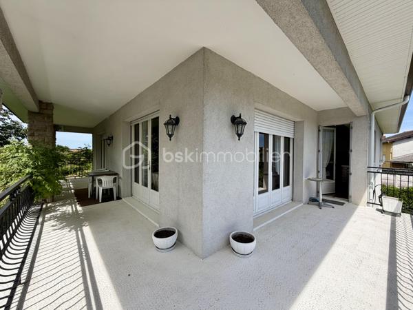 Rare sur le secteur de Panazol, à seulement quelques minutes du centre de Limoges, cette propriété familiale de plus de 209 m² habitables bénéficie d’un superbe parc plat, arboré et constructible de 2 378 m², offrant un cadre de vie privilégié ainsi qu’un fort potentiel patrimonial.

Implantée dans un environnement résidentiel recherché, à proximité des commerces, écoles, services et transports, cette maison de 1976 séduit immédiatement par ses volumes généreux, sa luminosité et ses nombreuses possibilités d’évolution.

Le rez-de-chaussée propose une belle pièce de réception de plus de 30 m² pouvant accueillir salle de jeux, espace détente, activité libérale ou second salon, ainsi que deux chambres supplémentaires dont une avec salle d’eau privative. Un garage de plus de 52 m² complète l’ensemble.

Le premier étage accueille un vaste séjour lumineux ouvert sur une grande terrasse balcon dominant le jardin, une cuisine indépendante avec accès extérieur, ainsi que trois chambres dont une avec salle de bains privative.

Les combles offrent environ 100 m² aménageables supplémentaires, laissant envisager de nombreux projets d’aménagement selon les besoins.

À l’extérieur, le parc entièrement plat et piscinable constitue un atout exceptionnel sur le secteur. Le terrain constructible permet d’envisager différents projets de valorisation : extension, construction complémentaire ou division parcellaire avec accès indépendant (sous réserve des autorisations d’urbanisme).


Composition du bien :

Rez-de-chaussée :
- Entrée
- Grande salle de réception / salle de jeux
- Deux chambres dont une avec salle d’eau
- Garage de plus de 52 m²

Premier étage :
- Palier
- Cuisine indépendante avec accès terrasse balcon
- Séjour lumineux avec accès terrasse balcon
- Trois chambres dont une avec salle de bains privative
- Salle de bains
- WC indépendant

Deuxième étage :
Grenier aménageable d’environ 100 m²


Des travaux de modernisation permettront de révéler pleinement le potentiel de cette propriété rare, idéale pour une grande famille, une profession libérale, un projet intergénérationnel ou une stratégie de valorisation patrimoniale.

Les points forts :
Grand terrain constructible rare sur le secteur
Division parcellaire envisageable
Parc plat, arboré et piscinable
Combles aménageables
Très beaux volumes
Terrasse balcon avec vue sur le jardin
Toiture et gouttières récentes
Avancées de toit PVC refaites en 2022
Proximité immédiate de Limoges et des commodités
Fort potentiel familial et patrimonial

Une opportunité rare sur le marché de Panazol.