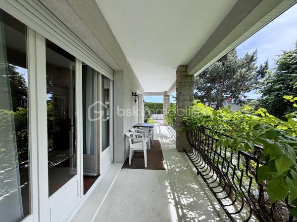 Rare sur le secteur de Panazol, à seulement quelques minutes du centre de Limoges, cette propriété familiale de plus de 209 m² habitables bénéficie d’un superbe parc plat, arboré et constructible de 2 378 m², offrant un cadre de vie privilégié ainsi qu’un fort potentiel patrimonial.

Implantée dans un environnement résidentiel recherché, à proximité des commerces, écoles, services et transports, cette maison de 1976 séduit immédiatement par ses volumes généreux, sa luminosité et ses nombreuses possibilités d’évolution.

Le rez-de-chaussée propose une belle pièce de réception de plus de 30 m² pouvant accueillir salle de jeux, espace détente, activité libérale ou second salon, ainsi que deux chambres supplémentaires dont une avec salle d’eau privative. Un garage de plus de 52 m² complète l’ensemble.

Le premier étage accueille un vaste séjour lumineux ouvert sur une grande terrasse balcon dominant le jardin, une cuisine indépendante avec accès extérieur, ainsi que trois chambres dont une avec salle de bains privative.

Les combles offrent environ 100 m² aménageables supplémentaires, laissant envisager de nombreux projets d’aménagement selon les besoins.

À l’extérieur, le parc entièrement plat et piscinable constitue un atout exceptionnel sur le secteur. Le terrain constructible permet d’envisager différents projets de valorisation : extension, construction complémentaire ou division parcellaire avec accès indépendant (sous réserve des autorisations d’urbanisme).


Composition du bien :

Rez-de-chaussée :
- Entrée
- Grande salle de réception / salle de jeux
- Deux chambres dont une avec salle d’eau
- Garage de plus de 52 m²

Premier étage :
- Palier
- Cuisine indépendante avec accès terrasse balcon
- Séjour lumineux avec accès terrasse balcon
- Trois chambres dont une avec salle de bains privative
- Salle de bains
- WC indépendant

Deuxième étage :
Grenier aménageable d’environ 100 m²


Des travaux de modernisation permettront de révéler pleinement le potentiel de cette propriété rare, idéale pour une grande famille, une profession libérale, un projet intergénérationnel ou une stratégie de valorisation patrimoniale.

Les points forts :
Grand terrain constructible rare sur le secteur
Division parcellaire envisageable
Parc plat, arboré et piscinable
Combles aménageables
Très beaux volumes
Terrasse balcon avec vue sur le jardin
Toiture et gouttières récentes
Avancées de toit PVC refaites en 2022
Proximité immédiate de Limoges et des commodités
Fort potentiel familial et patrimonial

Une opportunité rare sur le marché de Panazol.