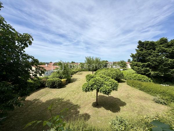 Rare sur le secteur de Panazol, à seulement quelques minutes du centre de Limoges, cette propriété familiale de plus de 209 m² habitables bénéficie d’un superbe parc plat, arboré et constructible de 2 378 m², offrant un cadre de vie privilégié ainsi qu’un fort potentiel patrimonial.

Implantée dans un environnement résidentiel recherché, à proximité des commerces, écoles, services et transports, cette maison de 1976 séduit immédiatement par ses volumes généreux, sa luminosité et ses nombreuses possibilités d’évolution.

Le rez-de-chaussée propose une belle pièce de réception de plus de 30 m² pouvant accueillir salle de jeux, espace détente, activité libérale ou second salon, ainsi que deux chambres supplémentaires dont une avec salle d’eau privative. Un garage de plus de 52 m² complète l’ensemble.

Le premier étage accueille un vaste séjour lumineux ouvert sur une grande terrasse balcon dominant le jardin, une cuisine indépendante avec accès extérieur, ainsi que trois chambres dont une avec salle de bains privative.

Les combles offrent environ 100 m² aménageables supplémentaires, laissant envisager de nombreux projets d’aménagement selon les besoins.

À l’extérieur, le parc entièrement plat et piscinable constitue un atout exceptionnel sur le secteur. Le terrain constructible permet d’envisager différents projets de valorisation : extension, construction complémentaire ou division parcellaire avec accès indépendant (sous réserve des autorisations d’urbanisme).


Composition du bien :

Rez-de-chaussée :
- Entrée
- Grande salle de réception / salle de jeux
- Deux chambres dont une avec salle d’eau
- Garage de plus de 52 m²

Premier étage :
- Palier
- Cuisine indépendante avec accès terrasse balcon
- Séjour lumineux avec accès terrasse balcon
- Trois chambres dont une avec salle de bains privative
- Salle de bains
- WC indépendant

Deuxième étage :
Grenier aménageable d’environ 100 m²


Des travaux de modernisation permettront de révéler pleinement le potentiel de cette propriété rare, idéale pour une grande famille, une profession libérale, un projet intergénérationnel ou une stratégie de valorisation patrimoniale.

Les points forts :
Grand terrain constructible rare sur le secteur
Division parcellaire envisageable
Parc plat, arboré et piscinable
Combles aménageables
Très beaux volumes
Terrasse balcon avec vue sur le jardin
Toiture et gouttières récentes
Avancées de toit PVC refaites en 2022
Proximité immédiate de Limoges et des commodités
Fort potentiel familial et patrimonial

Une opportunité rare sur le marché de Panazol.