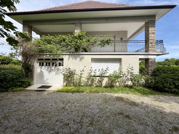 Rare sur le secteur de Panazol, à seulement quelques minutes du centre de Limoges, cette propriété familiale de plus de 209 m² habitables bénéficie d’un superbe parc plat, arboré et constructible de 2 378 m², offrant un cadre de vie privilégié ainsi qu’un fort potentiel patrimonial.

Implantée dans un environnement résidentiel recherché, à proximité des commerces, écoles, services et transports, cette maison de 1976 séduit immédiatement par ses volumes généreux, sa luminosité et ses nombreuses possibilités d’évolution.

Le rez-de-chaussée propose une belle pièce de réception de plus de 30 m² pouvant accueillir salle de jeux, espace détente, activité libérale ou second salon, ainsi que deux chambres supplémentaires dont une avec salle d’eau privative. Un garage de plus de 52 m² complète l’ensemble.

Le premier étage accueille un vaste séjour lumineux ouvert sur une grande terrasse balcon dominant le jardin, une cuisine indépendante avec accès extérieur, ainsi que trois chambres dont une avec salle de bains privative.

Les combles offrent environ 100 m² aménageables supplémentaires, laissant envisager de nombreux projets d’aménagement selon les besoins.

À l’extérieur, le parc entièrement plat et piscinable constitue un atout exceptionnel sur le secteur. Le terrain constructible permet d’envisager différents projets de valorisation : extension, construction complémentaire ou division parcellaire avec accès indépendant (sous réserve des autorisations d’urbanisme).


Composition du bien :

Rez-de-chaussée :
- Entrée
- Grande salle de réception / salle de jeux
- Deux chambres dont une avec salle d’eau
- Garage de plus de 52 m²

Premier étage :
- Palier
- Cuisine indépendante avec accès terrasse balcon
- Séjour lumineux avec accès terrasse balcon
- Trois chambres dont une avec salle de bains privative
- Salle de bains
- WC indépendant

Deuxième étage :
Grenier aménageable d’environ 100 m²


Des travaux de modernisation permettront de révéler pleinement le potentiel de cette propriété rare, idéale pour une grande famille, une profession libérale, un projet intergénérationnel ou une stratégie de valorisation patrimoniale.

Les points forts :
Grand terrain constructible rare sur le secteur
Division parcellaire envisageable
Parc plat, arboré et piscinable
Combles aménageables
Très beaux volumes
Terrasse balcon avec vue sur le jardin
Toiture et gouttières récentes
Avancées de toit PVC refaites en 2022
Proximité immédiate de Limoges et des commodités
Fort potentiel familial et patrimonial

Une opportunité rare sur le marché de Panazol.