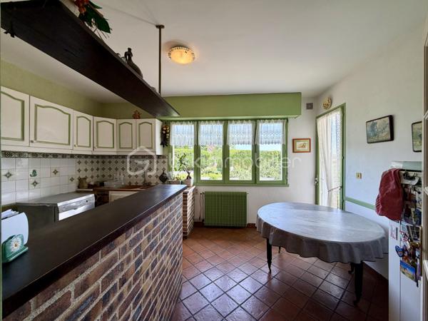 Rare sur le secteur de Panazol, à seulement quelques minutes du centre de Limoges, cette propriété familiale de plus de 209 m² habitables bénéficie d’un superbe parc plat, arboré et constructible de 2 378 m², offrant un cadre de vie privilégié ainsi qu’un fort potentiel patrimonial.

Implantée dans un environnement résidentiel recherché, à proximité des commerces, écoles, services et transports, cette maison de 1976 séduit immédiatement par ses volumes généreux, sa luminosité et ses nombreuses possibilités d’évolution.

Le rez-de-chaussée propose une belle pièce de réception de plus de 30 m² pouvant accueillir salle de jeux, espace détente, activité libérale ou second salon, ainsi que deux chambres supplémentaires dont une avec salle d’eau privative. Un garage de plus de 52 m² complète l’ensemble.

Le premier étage accueille un vaste séjour lumineux ouvert sur une grande terrasse balcon dominant le jardin, une cuisine indépendante avec accès extérieur, ainsi que trois chambres dont une avec salle de bains privative.

Les combles offrent environ 100 m² aménageables supplémentaires, laissant envisager de nombreux projets d’aménagement selon les besoins.

À l’extérieur, le parc entièrement plat et piscinable constitue un atout exceptionnel sur le secteur. Le terrain constructible permet d’envisager différents projets de valorisation : extension, construction complémentaire ou division parcellaire avec accès indépendant (sous réserve des autorisations d’urbanisme).


Composition du bien :

Rez-de-chaussée :
- Entrée
- Grande salle de réception / salle de jeux
- Deux chambres dont une avec salle d’eau
- Garage de plus de 52 m²

Premier étage :
- Palier
- Cuisine indépendante avec accès terrasse balcon
- Séjour lumineux avec accès terrasse balcon
- Trois chambres dont une avec salle de bains privative
- Salle de bains
- WC indépendant

Deuxième étage :
Grenier aménageable d’environ 100 m²


Des travaux de modernisation permettront de révéler pleinement le potentiel de cette propriété rare, idéale pour une grande famille, une profession libérale, un projet intergénérationnel ou une stratégie de valorisation patrimoniale.

Les points forts :
Grand terrain constructible rare sur le secteur
Division parcellaire envisageable
Parc plat, arboré et piscinable
Combles aménageables
Très beaux volumes
Terrasse balcon avec vue sur le jardin
Toiture et gouttières récentes
Avancées de toit PVC refaites en 2022
Proximité immédiate de Limoges et des commodités
Fort potentiel familial et patrimonial

Une opportunité rare sur le marché de Panazol.