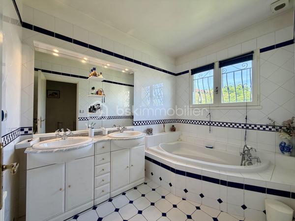 Rare sur le secteur de Panazol, à seulement quelques minutes du centre de Limoges, cette propriété familiale de plus de 209 m² habitables bénéficie d’un superbe parc plat, arboré et constructible de 2 378 m², offrant un cadre de vie privilégié ainsi qu’un fort potentiel patrimonial.

Implantée dans un environnement résidentiel recherché, à proximité des commerces, écoles, services et transports, cette maison de 1976 séduit immédiatement par ses volumes généreux, sa luminosité et ses nombreuses possibilités d’évolution.

Le rez-de-chaussée propose une belle pièce de réception de plus de 30 m² pouvant accueillir salle de jeux, espace détente, activité libérale ou second salon, ainsi que deux chambres supplémentaires dont une avec salle d’eau privative. Un garage de plus de 52 m² complète l’ensemble.

Le premier étage accueille un vaste séjour lumineux ouvert sur une grande terrasse balcon dominant le jardin, une cuisine indépendante avec accès extérieur, ainsi que trois chambres dont une avec salle de bains privative.

Les combles offrent environ 100 m² aménageables supplémentaires, laissant envisager de nombreux projets d’aménagement selon les besoins.

À l’extérieur, le parc entièrement plat et piscinable constitue un atout exceptionnel sur le secteur. Le terrain constructible permet d’envisager différents projets de valorisation : extension, construction complémentaire ou division parcellaire avec accès indépendant (sous réserve des autorisations d’urbanisme).


Composition du bien :

Rez-de-chaussée :
- Entrée
- Grande salle de réception / salle de jeux
- Deux chambres dont une avec salle d’eau
- Garage de plus de 52 m²

Premier étage :
- Palier
- Cuisine indépendante avec accès terrasse balcon
- Séjour lumineux avec accès terrasse balcon
- Trois chambres dont une avec salle de bains privative
- Salle de bains
- WC indépendant

Deuxième étage :
Grenier aménageable d’environ 100 m²


Des travaux de modernisation permettront de révéler pleinement le potentiel de cette propriété rare, idéale pour une grande famille, une profession libérale, un projet intergénérationnel ou une stratégie de valorisation patrimoniale.

Les points forts :
Grand terrain constructible rare sur le secteur
Division parcellaire envisageable
Parc plat, arboré et piscinable
Combles aménageables
Très beaux volumes
Terrasse balcon avec vue sur le jardin
Toiture et gouttières récentes
Avancées de toit PVC refaites en 2022
Proximité immédiate de Limoges et des commodités
Fort potentiel familial et patrimonial

Une opportunité rare sur le marché de Panazol.