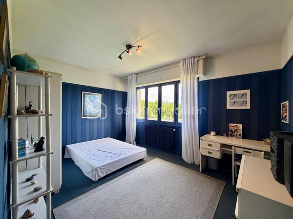 Rare sur le secteur de Panazol, à seulement quelques minutes du centre de Limoges, cette propriété familiale de plus de 209 m² habitables bénéficie d’un superbe parc plat, arboré et constructible de 2 378 m², offrant un cadre de vie privilégié ainsi qu’un fort potentiel patrimonial.

Implantée dans un environnement résidentiel recherché, à proximité des commerces, écoles, services et transports, cette maison de 1976 séduit immédiatement par ses volumes généreux, sa luminosité et ses nombreuses possibilités d’évolution.

Le rez-de-chaussée propose une belle pièce de réception de plus de 30 m² pouvant accueillir salle de jeux, espace détente, activité libérale ou second salon, ainsi que deux chambres supplémentaires dont une avec salle d’eau privative. Un garage de plus de 52 m² complète l’ensemble.

Le premier étage accueille un vaste séjour lumineux ouvert sur une grande terrasse balcon dominant le jardin, une cuisine indépendante avec accès extérieur, ainsi que trois chambres dont une avec salle de bains privative.

Les combles offrent environ 100 m² aménageables supplémentaires, laissant envisager de nombreux projets d’aménagement selon les besoins.

À l’extérieur, le parc entièrement plat et piscinable constitue un atout exceptionnel sur le secteur. Le terrain constructible permet d’envisager différents projets de valorisation : extension, construction complémentaire ou division parcellaire avec accès indépendant (sous réserve des autorisations d’urbanisme).


Composition du bien :

Rez-de-chaussée :
- Entrée
- Grande salle de réception / salle de jeux
- Deux chambres dont une avec salle d’eau
- Garage de plus de 52 m²

Premier étage :
- Palier
- Cuisine indépendante avec accès terrasse balcon
- Séjour lumineux avec accès terrasse balcon
- Trois chambres dont une avec salle de bains privative
- Salle de bains
- WC indépendant

Deuxième étage :
Grenier aménageable d’environ 100 m²


Des travaux de modernisation permettront de révéler pleinement le potentiel de cette propriété rare, idéale pour une grande famille, une profession libérale, un projet intergénérationnel ou une stratégie de valorisation patrimoniale.

Les points forts :
Grand terrain constructible rare sur le secteur
Division parcellaire envisageable
Parc plat, arboré et piscinable
Combles aménageables
Très beaux volumes
Terrasse balcon avec vue sur le jardin
Toiture et gouttières récentes
Avancées de toit PVC refaites en 2022
Proximité immédiate de Limoges et des commodités
Fort potentiel familial et patrimonial

Une opportunité rare sur le marché de Panazol.