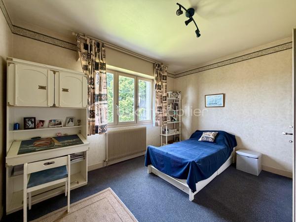 Rare sur le secteur de Panazol, à seulement quelques minutes du centre de Limoges, cette propriété familiale de plus de 209 m² habitables bénéficie d’un superbe parc plat, arboré et constructible de 2 378 m², offrant un cadre de vie privilégié ainsi qu’un fort potentiel patrimonial.

Implantée dans un environnement résidentiel recherché, à proximité des commerces, écoles, services et transports, cette maison de 1976 séduit immédiatement par ses volumes généreux, sa luminosité et ses nombreuses possibilités d’évolution.

Le rez-de-chaussée propose une belle pièce de réception de plus de 30 m² pouvant accueillir salle de jeux, espace détente, activité libérale ou second salon, ainsi que deux chambres supplémentaires dont une avec salle d’eau privative. Un garage de plus de 52 m² complète l’ensemble.

Le premier étage accueille un vaste séjour lumineux ouvert sur une grande terrasse balcon dominant le jardin, une cuisine indépendante avec accès extérieur, ainsi que trois chambres dont une avec salle de bains privative.

Les combles offrent environ 100 m² aménageables supplémentaires, laissant envisager de nombreux projets d’aménagement selon les besoins.

À l’extérieur, le parc entièrement plat et piscinable constitue un atout exceptionnel sur le secteur. Le terrain constructible permet d’envisager différents projets de valorisation : extension, construction complémentaire ou division parcellaire avec accès indépendant (sous réserve des autorisations d’urbanisme).


Composition du bien :

Rez-de-chaussée :
- Entrée
- Grande salle de réception / salle de jeux
- Deux chambres dont une avec salle d’eau
- Garage de plus de 52 m²

Premier étage :
- Palier
- Cuisine indépendante avec accès terrasse balcon
- Séjour lumineux avec accès terrasse balcon
- Trois chambres dont une avec salle de bains privative
- Salle de bains
- WC indépendant

Deuxième étage :
Grenier aménageable d’environ 100 m²


Des travaux de modernisation permettront de révéler pleinement le potentiel de cette propriété rare, idéale pour une grande famille, une profession libérale, un projet intergénérationnel ou une stratégie de valorisation patrimoniale.

Les points forts :
Grand terrain constructible rare sur le secteur
Division parcellaire envisageable
Parc plat, arboré et piscinable
Combles aménageables
Très beaux volumes
Terrasse balcon avec vue sur le jardin
Toiture et gouttières récentes
Avancées de toit PVC refaites en 2022
Proximité immédiate de Limoges et des commodités
Fort potentiel familial et patrimonial

Une opportunité rare sur le marché de Panazol.