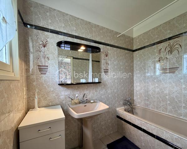 Rare sur le secteur de Panazol, à seulement quelques minutes du centre de Limoges, cette propriété familiale de plus de 209 m² habitables bénéficie d’un superbe parc plat, arboré et constructible de 2 378 m², offrant un cadre de vie privilégié ainsi qu’un fort potentiel patrimonial.

Implantée dans un environnement résidentiel recherché, à proximité des commerces, écoles, services et transports, cette maison de 1976 séduit immédiatement par ses volumes généreux, sa luminosité et ses nombreuses possibilités d’évolution.

Le rez-de-chaussée propose une belle pièce de réception de plus de 30 m² pouvant accueillir salle de jeux, espace détente, activité libérale ou second salon, ainsi que deux chambres supplémentaires dont une avec salle d’eau privative. Un garage de plus de 52 m² complète l’ensemble.

Le premier étage accueille un vaste séjour lumineux ouvert sur une grande terrasse balcon dominant le jardin, une cuisine indépendante avec accès extérieur, ainsi que trois chambres dont une avec salle de bains privative.

Les combles offrent environ 100 m² aménageables supplémentaires, laissant envisager de nombreux projets d’aménagement selon les besoins.

À l’extérieur, le parc entièrement plat et piscinable constitue un atout exceptionnel sur le secteur. Le terrain constructible permet d’envisager différents projets de valorisation : extension, construction complémentaire ou division parcellaire avec accès indépendant (sous réserve des autorisations d’urbanisme).


Composition du bien :

Rez-de-chaussée :
- Entrée
- Grande salle de réception / salle de jeux
- Deux chambres dont une avec salle d’eau
- Garage de plus de 52 m²

Premier étage :
- Palier
- Cuisine indépendante avec accès terrasse balcon
- Séjour lumineux avec accès terrasse balcon
- Trois chambres dont une avec salle de bains privative
- Salle de bains
- WC indépendant

Deuxième étage :
Grenier aménageable d’environ 100 m²


Des travaux de modernisation permettront de révéler pleinement le potentiel de cette propriété rare, idéale pour une grande famille, une profession libérale, un projet intergénérationnel ou une stratégie de valorisation patrimoniale.

Les points forts :
Grand terrain constructible rare sur le secteur
Division parcellaire envisageable
Parc plat, arboré et piscinable
Combles aménageables
Très beaux volumes
Terrasse balcon avec vue sur le jardin
Toiture et gouttières récentes
Avancées de toit PVC refaites en 2022
Proximité immédiate de Limoges et des commodités
Fort potentiel familial et patrimonial

Une opportunité rare sur le marché de Panazol.