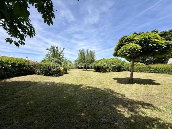 Rare sur le secteur de Panazol, à seulement quelques minutes du centre de Limoges, cette propriété familiale de plus de 209 m² habitables bénéficie d’un superbe parc plat, arboré et constructible de 2 378 m², offrant un cadre de vie privilégié ainsi qu’un fort potentiel patrimonial.

Implantée dans un environnement résidentiel recherché, à proximité des commerces, écoles, services et transports, cette maison de 1976 séduit immédiatement par ses volumes généreux, sa luminosité et ses nombreuses possibilités d’évolution.

Le rez-de-chaussée propose une belle pièce de réception de plus de 30 m² pouvant accueillir salle de jeux, espace détente, activité libérale ou second salon, ainsi que deux chambres supplémentaires dont une avec salle d’eau privative. Un garage de plus de 52 m² complète l’ensemble.

Le premier étage accueille un vaste séjour lumineux ouvert sur une grande terrasse balcon dominant le jardin, une cuisine indépendante avec accès extérieur, ainsi que trois chambres dont une avec salle de bains privative.

Les combles offrent environ 100 m² aménageables supplémentaires, laissant envisager de nombreux projets d’aménagement selon les besoins.

À l’extérieur, le parc entièrement plat et piscinable constitue un atout exceptionnel sur le secteur. Le terrain constructible permet d’envisager différents projets de valorisation : extension, construction complémentaire ou division parcellaire avec accès indépendant (sous réserve des autorisations d’urbanisme).


Composition du bien :

Rez-de-chaussée :
- Entrée
- Grande salle de réception / salle de jeux
- Deux chambres dont une avec salle d’eau
- Garage de plus de 52 m²

Premier étage :
- Palier
- Cuisine indépendante avec accès terrasse balcon
- Séjour lumineux avec accès terrasse balcon
- Trois chambres dont une avec salle de bains privative
- Salle de bains
- WC indépendant

Deuxième étage :
Grenier aménageable d’environ 100 m²


Des travaux de modernisation permettront de révéler pleinement le potentiel de cette propriété rare, idéale pour une grande famille, une profession libérale, un projet intergénérationnel ou une stratégie de valorisation patrimoniale.

Les points forts :
Grand terrain constructible rare sur le secteur
Division parcellaire envisageable
Parc plat, arboré et piscinable
Combles aménageables
Très beaux volumes
Terrasse balcon avec vue sur le jardin
Toiture et gouttières récentes
Avancées de toit PVC refaites en 2022
Proximité immédiate de Limoges et des commodités
Fort potentiel familial et patrimonial

Une opportunité rare sur le marché de Panazol.