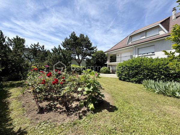 Rare sur le secteur de Panazol, à seulement quelques minutes du centre de Limoges, cette propriété familiale de plus de 209 m² habitables bénéficie d’un superbe parc plat, arboré et constructible de 2 378 m², offrant un cadre de vie privilégié ainsi qu’un fort potentiel patrimonial.

Implantée dans un environnement résidentiel recherché, à proximité des commerces, écoles, services et transports, cette maison de 1976 séduit immédiatement par ses volumes généreux, sa luminosité et ses nombreuses possibilités d’évolution.

Le rez-de-chaussée propose une belle pièce de réception de plus de 30 m² pouvant accueillir salle de jeux, espace détente, activité libérale ou second salon, ainsi que deux chambres supplémentaires dont une avec salle d’eau privative. Un garage de plus de 52 m² complète l’ensemble.

Le premier étage accueille un vaste séjour lumineux ouvert sur une grande terrasse balcon dominant le jardin, une cuisine indépendante avec accès extérieur, ainsi que trois chambres dont une avec salle de bains privative.

Les combles offrent environ 100 m² aménageables supplémentaires, laissant envisager de nombreux projets d’aménagement selon les besoins.

À l’extérieur, le parc entièrement plat et piscinable constitue un atout exceptionnel sur le secteur. Le terrain constructible permet d’envisager différents projets de valorisation : extension, construction complémentaire ou division parcellaire avec accès indépendant (sous réserve des autorisations d’urbanisme).


Composition du bien :

Rez-de-chaussée :
- Entrée
- Grande salle de réception / salle de jeux
- Deux chambres dont une avec salle d’eau
- Garage de plus de 52 m²

Premier étage :
- Palier
- Cuisine indépendante avec accès terrasse balcon
- Séjour lumineux avec accès terrasse balcon
- Trois chambres dont une avec salle de bains privative
- Salle de bains
- WC indépendant

Deuxième étage :
Grenier aménageable d’environ 100 m²


Des travaux de modernisation permettront de révéler pleinement le potentiel de cette propriété rare, idéale pour une grande famille, une profession libérale, un projet intergénérationnel ou une stratégie de valorisation patrimoniale.

Les points forts :
Grand terrain constructible rare sur le secteur
Division parcellaire envisageable
Parc plat, arboré et piscinable
Combles aménageables
Très beaux volumes
Terrasse balcon avec vue sur le jardin
Toiture et gouttières récentes
Avancées de toit PVC refaites en 2022
Proximité immédiate de Limoges et des commodités
Fort potentiel familial et patrimonial

Une opportunité rare sur le marché de Panazol.