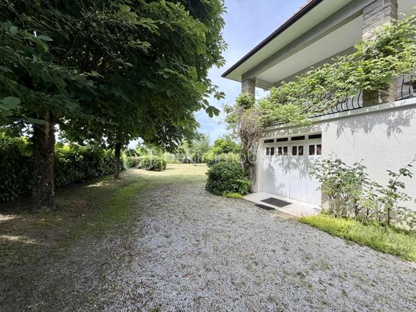 Rare sur le secteur de Panazol, à seulement quelques minutes du centre de Limoges, cette propriété familiale de plus de 209 m² habitables bénéficie d’un superbe parc plat, arboré et constructible de 2 378 m², offrant un cadre de vie privilégié ainsi qu’un fort potentiel patrimonial.

Implantée dans un environnement résidentiel recherché, à proximité des commerces, écoles, services et transports, cette maison de 1976 séduit immédiatement par ses volumes généreux, sa luminosité et ses nombreuses possibilités d’évolution.

Le rez-de-chaussée propose une belle pièce de réception de plus de 30 m² pouvant accueillir salle de jeux, espace détente, activité libérale ou second salon, ainsi que deux chambres supplémentaires dont une avec salle d’eau privative. Un garage de plus de 52 m² complète l’ensemble.

Le premier étage accueille un vaste séjour lumineux ouvert sur une grande terrasse balcon dominant le jardin, une cuisine indépendante avec accès extérieur, ainsi que trois chambres dont une avec salle de bains privative.

Les combles offrent environ 100 m² aménageables supplémentaires, laissant envisager de nombreux projets d’aménagement selon les besoins.

À l’extérieur, le parc entièrement plat et piscinable constitue un atout exceptionnel sur le secteur. Le terrain constructible permet d’envisager différents projets de valorisation : extension, construction complémentaire ou division parcellaire avec accès indépendant (sous réserve des autorisations d’urbanisme).


Composition du bien :

Rez-de-chaussée :
- Entrée
- Grande salle de réception / salle de jeux
- Deux chambres dont une avec salle d’eau
- Garage de plus de 52 m²

Premier étage :
- Palier
- Cuisine indépendante avec accès terrasse balcon
- Séjour lumineux avec accès terrasse balcon
- Trois chambres dont une avec salle de bains privative
- Salle de bains
- WC indépendant

Deuxième étage :
Grenier aménageable d’environ 100 m²


Des travaux de modernisation permettront de révéler pleinement le potentiel de cette propriété rare, idéale pour une grande famille, une profession libérale, un projet intergénérationnel ou une stratégie de valorisation patrimoniale.

Les points forts :
Grand terrain constructible rare sur le secteur
Division parcellaire envisageable
Parc plat, arboré et piscinable
Combles aménageables
Très beaux volumes
Terrasse balcon avec vue sur le jardin
Toiture et gouttières récentes
Avancées de toit PVC refaites en 2022
Proximité immédiate de Limoges et des commodités
Fort potentiel familial et patrimonial

Une opportunité rare sur le marché de Panazol.