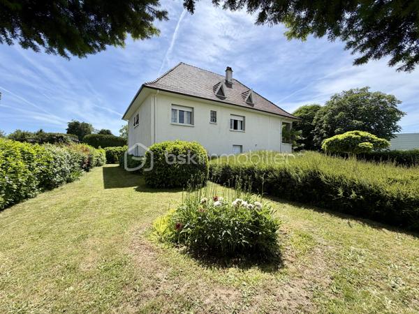Rare sur le secteur de Panazol, à seulement quelques minutes du centre de Limoges, cette propriété familiale de plus de 209 m² habitables bénéficie d’un superbe parc plat, arboré et constructible de 2 378 m², offrant un cadre de vie privilégié ainsi qu’un fort potentiel patrimonial.

Implantée dans un environnement résidentiel recherché, à proximité des commerces, écoles, services et transports, cette maison de 1976 séduit immédiatement par ses volumes généreux, sa luminosité et ses nombreuses possibilités d’évolution.

Le rez-de-chaussée propose une belle pièce de réception de plus de 30 m² pouvant accueillir salle de jeux, espace détente, activité libérale ou second salon, ainsi que deux chambres supplémentaires dont une avec salle d’eau privative. Un garage de plus de 52 m² complète l’ensemble.

Le premier étage accueille un vaste séjour lumineux ouvert sur une grande terrasse balcon dominant le jardin, une cuisine indépendante avec accès extérieur, ainsi que trois chambres dont une avec salle de bains privative.

Les combles offrent environ 100 m² aménageables supplémentaires, laissant envisager de nombreux projets d’aménagement selon les besoins.

À l’extérieur, le parc entièrement plat et piscinable constitue un atout exceptionnel sur le secteur. Le terrain constructible permet d’envisager différents projets de valorisation : extension, construction complémentaire ou division parcellaire avec accès indépendant (sous réserve des autorisations d’urbanisme).


Composition du bien :

Rez-de-chaussée :
- Entrée
- Grande salle de réception / salle de jeux
- Deux chambres dont une avec salle d’eau
- Garage de plus de 52 m²

Premier étage :
- Palier
- Cuisine indépendante avec accès terrasse balcon
- Séjour lumineux avec accès terrasse balcon
- Trois chambres dont une avec salle de bains privative
- Salle de bains
- WC indépendant

Deuxième étage :
Grenier aménageable d’environ 100 m²


Des travaux de modernisation permettront de révéler pleinement le potentiel de cette propriété rare, idéale pour une grande famille, une profession libérale, un projet intergénérationnel ou une stratégie de valorisation patrimoniale.

Les points forts :
Grand terrain constructible rare sur le secteur
Division parcellaire envisageable
Parc plat, arboré et piscinable
Combles aménageables
Très beaux volumes
Terrasse balcon avec vue sur le jardin
Toiture et gouttières récentes
Avancées de toit PVC refaites en 2022
Proximité immédiate de Limoges et des commodités
Fort potentiel familial et patrimonial

Une opportunité rare sur le marché de Panazol.