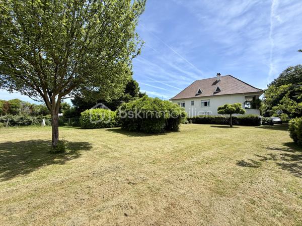 Rare sur le secteur de Panazol, à seulement quelques minutes du centre de Limoges, cette propriété familiale de plus de 209 m² habitables bénéficie d’un superbe parc plat, arboré et constructible de 2 378 m², offrant un cadre de vie privilégié ainsi qu’un fort potentiel patrimonial.

Implantée dans un environnement résidentiel recherché, à proximité des commerces, écoles, services et transports, cette maison de 1976 séduit immédiatement par ses volumes généreux, sa luminosité et ses nombreuses possibilités d’évolution.

Le rez-de-chaussée propose une belle pièce de réception de plus de 30 m² pouvant accueillir salle de jeux, espace détente, activité libérale ou second salon, ainsi que deux chambres supplémentaires dont une avec salle d’eau privative. Un garage de plus de 52 m² complète l’ensemble.

Le premier étage accueille un vaste séjour lumineux ouvert sur une grande terrasse balcon dominant le jardin, une cuisine indépendante avec accès extérieur, ainsi que trois chambres dont une avec salle de bains privative.

Les combles offrent environ 100 m² aménageables supplémentaires, laissant envisager de nombreux projets d’aménagement selon les besoins.

À l’extérieur, le parc entièrement plat et piscinable constitue un atout exceptionnel sur le secteur. Le terrain constructible permet d’envisager différents projets de valorisation : extension, construction complémentaire ou division parcellaire avec accès indépendant (sous réserve des autorisations d’urbanisme).


Composition du bien :

Rez-de-chaussée :
- Entrée
- Grande salle de réception / salle de jeux
- Deux chambres dont une avec salle d’eau
- Garage de plus de 52 m²

Premier étage :
- Palier
- Cuisine indépendante avec accès terrasse balcon
- Séjour lumineux avec accès terrasse balcon
- Trois chambres dont une avec salle de bains privative
- Salle de bains
- WC indépendant

Deuxième étage :
Grenier aménageable d’environ 100 m²


Des travaux de modernisation permettront de révéler pleinement le potentiel de cette propriété rare, idéale pour une grande famille, une profession libérale, un projet intergénérationnel ou une stratégie de valorisation patrimoniale.

Les points forts :
Grand terrain constructible rare sur le secteur
Division parcellaire envisageable
Parc plat, arboré et piscinable
Combles aménageables
Très beaux volumes
Terrasse balcon avec vue sur le jardin
Toiture et gouttières récentes
Avancées de toit PVC refaites en 2022
Proximité immédiate de Limoges et des commodités
Fort potentiel familial et patrimonial

Une opportunité rare sur le marché de Panazol.