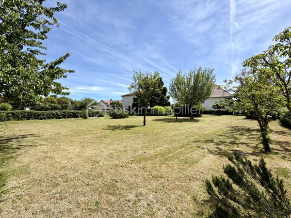 Rare sur le secteur de Panazol, à seulement quelques minutes du centre de Limoges, cette propriété familiale de plus de 209 m² habitables bénéficie d’un superbe parc plat, arboré et constructible de 2 378 m², offrant un cadre de vie privilégié ainsi qu’un fort potentiel patrimonial.

Implantée dans un environnement résidentiel recherché, à proximité des commerces, écoles, services et transports, cette maison de 1976 séduit immédiatement par ses volumes généreux, sa luminosité et ses nombreuses possibilités d’évolution.

Le rez-de-chaussée propose une belle pièce de réception de plus de 30 m² pouvant accueillir salle de jeux, espace détente, activité libérale ou second salon, ainsi que deux chambres supplémentaires dont une avec salle d’eau privative. Un garage de plus de 52 m² complète l’ensemble.

Le premier étage accueille un vaste séjour lumineux ouvert sur une grande terrasse balcon dominant le jardin, une cuisine indépendante avec accès extérieur, ainsi que trois chambres dont une avec salle de bains privative.

Les combles offrent environ 100 m² aménageables supplémentaires, laissant envisager de nombreux projets d’aménagement selon les besoins.

À l’extérieur, le parc entièrement plat et piscinable constitue un atout exceptionnel sur le secteur. Le terrain constructible permet d’envisager différents projets de valorisation : extension, construction complémentaire ou division parcellaire avec accès indépendant (sous réserve des autorisations d’urbanisme).


Composition du bien :

Rez-de-chaussée :
- Entrée
- Grande salle de réception / salle de jeux
- Deux chambres dont une avec salle d’eau
- Garage de plus de 52 m²

Premier étage :
- Palier
- Cuisine indépendante avec accès terrasse balcon
- Séjour lumineux avec accès terrasse balcon
- Trois chambres dont une avec salle de bains privative
- Salle de bains
- WC indépendant

Deuxième étage :
Grenier aménageable d’environ 100 m²


Des travaux de modernisation permettront de révéler pleinement le potentiel de cette propriété rare, idéale pour une grande famille, une profession libérale, un projet intergénérationnel ou une stratégie de valorisation patrimoniale.

Les points forts :
Grand terrain constructible rare sur le secteur
Division parcellaire envisageable
Parc plat, arboré et piscinable
Combles aménageables
Très beaux volumes
Terrasse balcon avec vue sur le jardin
Toiture et gouttières récentes
Avancées de toit PVC refaites en 2022
Proximité immédiate de Limoges et des commodités
Fort potentiel familial et patrimonial

Une opportunité rare sur le marché de Panazol.