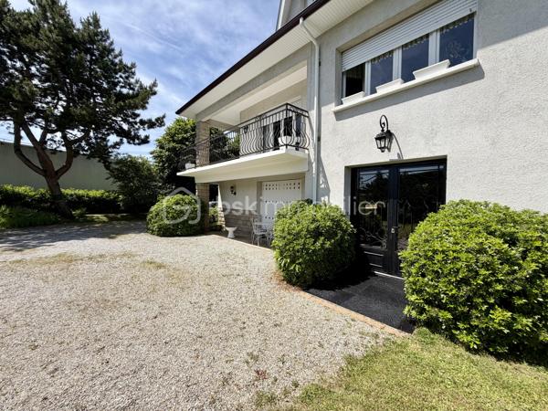 Rare sur le secteur de Panazol, à seulement quelques minutes du centre de Limoges, cette propriété familiale de plus de 209 m² habitables bénéficie d’un superbe parc plat, arboré et constructible de 2 378 m², offrant un cadre de vie privilégié ainsi qu’un fort potentiel patrimonial.

Implantée dans un environnement résidentiel recherché, à proximité des commerces, écoles, services et transports, cette maison de 1976 séduit immédiatement par ses volumes généreux, sa luminosité et ses nombreuses possibilités d’évolution.

Le rez-de-chaussée propose une belle pièce de réception de plus de 30 m² pouvant accueillir salle de jeux, espace détente, activité libérale ou second salon, ainsi que deux chambres supplémentaires dont une avec salle d’eau privative. Un garage de plus de 52 m² complète l’ensemble.

Le premier étage accueille un vaste séjour lumineux ouvert sur une grande terrasse balcon dominant le jardin, une cuisine indépendante avec accès extérieur, ainsi que trois chambres dont une avec salle de bains privative.

Les combles offrent environ 100 m² aménageables supplémentaires, laissant envisager de nombreux projets d’aménagement selon les besoins.

À l’extérieur, le parc entièrement plat et piscinable constitue un atout exceptionnel sur le secteur. Le terrain constructible permet d’envisager différents projets de valorisation : extension, construction complémentaire ou division parcellaire avec accès indépendant (sous réserve des autorisations d’urbanisme).


Composition du bien :

Rez-de-chaussée :
- Entrée
- Grande salle de réception / salle de jeux
- Deux chambres dont une avec salle d’eau
- Garage de plus de 52 m²

Premier étage :
- Palier
- Cuisine indépendante avec accès terrasse balcon
- Séjour lumineux avec accès terrasse balcon
- Trois chambres dont une avec salle de bains privative
- Salle de bains
- WC indépendant

Deuxième étage :
Grenier aménageable d’environ 100 m²


Des travaux de modernisation permettront de révéler pleinement le potentiel de cette propriété rare, idéale pour une grande famille, une profession libérale, un projet intergénérationnel ou une stratégie de valorisation patrimoniale.

Les points forts :
Grand terrain constructible rare sur le secteur
Division parcellaire envisageable
Parc plat, arboré et piscinable
Combles aménageables
Très beaux volumes
Terrasse balcon avec vue sur le jardin
Toiture et gouttières récentes
Avancées de toit PVC refaites en 2022
Proximité immédiate de Limoges et des commodités
Fort potentiel familial et patrimonial

Une opportunité rare sur le marché de Panazol.
