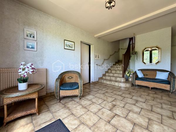 Rare sur le secteur de Panazol, à seulement quelques minutes du centre de Limoges, cette propriété familiale de plus de 209 m² habitables bénéficie d’un superbe parc plat, arboré et constructible de 2 378 m², offrant un cadre de vie privilégié ainsi qu’un fort potentiel patrimonial.

Implantée dans un environnement résidentiel recherché, à proximité des commerces, écoles, services et transports, cette maison de 1976 séduit immédiatement par ses volumes généreux, sa luminosité et ses nombreuses possibilités d’évolution.

Le rez-de-chaussée propose une belle pièce de réception de plus de 30 m² pouvant accueillir salle de jeux, espace détente, activité libérale ou second salon, ainsi que deux chambres supplémentaires dont une avec salle d’eau privative. Un garage de plus de 52 m² complète l’ensemble.

Le premier étage accueille un vaste séjour lumineux ouvert sur une grande terrasse balcon dominant le jardin, une cuisine indépendante avec accès extérieur, ainsi que trois chambres dont une avec salle de bains privative.

Les combles offrent environ 100 m² aménageables supplémentaires, laissant envisager de nombreux projets d’aménagement selon les besoins.

À l’extérieur, le parc entièrement plat et piscinable constitue un atout exceptionnel sur le secteur. Le terrain constructible permet d’envisager différents projets de valorisation : extension, construction complémentaire ou division parcellaire avec accès indépendant (sous réserve des autorisations d’urbanisme).


Composition du bien :

Rez-de-chaussée :
- Entrée
- Grande salle de réception / salle de jeux
- Deux chambres dont une avec salle d’eau
- Garage de plus de 52 m²

Premier étage :
- Palier
- Cuisine indépendante avec accès terrasse balcon
- Séjour lumineux avec accès terrasse balcon
- Trois chambres dont une avec salle de bains privative
- Salle de bains
- WC indépendant

Deuxième étage :
Grenier aménageable d’environ 100 m²


Des travaux de modernisation permettront de révéler pleinement le potentiel de cette propriété rare, idéale pour une grande famille, une profession libérale, un projet intergénérationnel ou une stratégie de valorisation patrimoniale.

Les points forts :
Grand terrain constructible rare sur le secteur
Division parcellaire envisageable
Parc plat, arboré et piscinable
Combles aménageables
Très beaux volumes
Terrasse balcon avec vue sur le jardin
Toiture et gouttières récentes
Avancées de toit PVC refaites en 2022
Proximité immédiate de Limoges et des commodités
Fort potentiel familial et patrimonial

Une opportunité rare sur le marché de Panazol.
