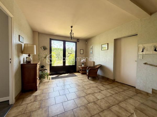 Rare sur le secteur de Panazol, à seulement quelques minutes du centre de Limoges, cette propriété familiale de plus de 209 m² habitables bénéficie d’un superbe parc plat, arboré et constructible de 2 378 m², offrant un cadre de vie privilégié ainsi qu’un fort potentiel patrimonial.

Implantée dans un environnement résidentiel recherché, à proximité des commerces, écoles, services et transports, cette maison de 1976 séduit immédiatement par ses volumes généreux, sa luminosité et ses nombreuses possibilités d’évolution.

Le rez-de-chaussée propose une belle pièce de réception de plus de 30 m² pouvant accueillir salle de jeux, espace détente, activité libérale ou second salon, ainsi que deux chambres supplémentaires dont une avec salle d’eau privative. Un garage de plus de 52 m² complète l’ensemble.

Le premier étage accueille un vaste séjour lumineux ouvert sur une grande terrasse balcon dominant le jardin, une cuisine indépendante avec accès extérieur, ainsi que trois chambres dont une avec salle de bains privative.

Les combles offrent environ 100 m² aménageables supplémentaires, laissant envisager de nombreux projets d’aménagement selon les besoins.

À l’extérieur, le parc entièrement plat et piscinable constitue un atout exceptionnel sur le secteur. Le terrain constructible permet d’envisager différents projets de valorisation : extension, construction complémentaire ou division parcellaire avec accès indépendant (sous réserve des autorisations d’urbanisme).


Composition du bien :

Rez-de-chaussée :
- Entrée
- Grande salle de réception / salle de jeux
- Deux chambres dont une avec salle d’eau
- Garage de plus de 52 m²

Premier étage :
- Palier
- Cuisine indépendante avec accès terrasse balcon
- Séjour lumineux avec accès terrasse balcon
- Trois chambres dont une avec salle de bains privative
- Salle de bains
- WC indépendant

Deuxième étage :
Grenier aménageable d’environ 100 m²


Des travaux de modernisation permettront de révéler pleinement le potentiel de cette propriété rare, idéale pour une grande famille, une profession libérale, un projet intergénérationnel ou une stratégie de valorisation patrimoniale.

Les points forts :
Grand terrain constructible rare sur le secteur
Division parcellaire envisageable
Parc plat, arboré et piscinable
Combles aménageables
Très beaux volumes
Terrasse balcon avec vue sur le jardin
Toiture et gouttières récentes
Avancées de toit PVC refaites en 2022
Proximité immédiate de Limoges et des commodités
Fort potentiel familial et patrimonial

Une opportunité rare sur le marché de Panazol.