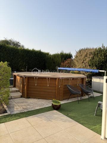 BSK Immobilier vous présente cette superbe villa familiale située à Epône, commune recherchée offrant toutes les commodités du quotidien : commerces, écoles, services et accès rapides aux autoroutes vers Paris et la Normandie, ainsi qu'à la gare desservie par les lignes J et N permettant de rejoindre facilement Saint-Lazare et Montparnasse.

Construite en 2009 et édifiée sur 2 niveaux, cette maison séduit dès l'entrée par ses volumes et sa luminosité.

Au rez-de-chaussée, vous découvrirez une vaste pièce de vie composée d'un espace salon chaleureux avec cheminée insert, idéal pour les soirées conviviales et d'un espace réception ouvert sur une cuisine moderne, aménagée et équipée. Un cellier complète cet ensemble fonctionnel.
Une véranda prolonge agréablement les espaces de vie et offre une vue imprenable sur le jardin soigneusement entretenu.

Toujours à ce niveau, une chambre avec sa salle d'eau privative ainsi qu'un WC indépendant apportent un véritable confort de vie, notamment pour recevoir ou vivre de plain-pied.

A l'étage, deux grandes chambres disposent chacune de leur propre salle d'eau ou salle de bain avec WC, garantissant intimité et confort à toute la famille.
Une pièce supplémentaire peut être aménagée en bureau, salle de yoga, selon vos envies.

A l'extérieur, vous profiterez d'un terrain de 850M², parfaitement entretenu et sans vis à vis. Sa piscine hors sol et ses espaces de détente invitent à partager des moments privilégiés en toute sérénité.

Les prestations se poursuivent avec un sous-sol total comprenant deux places de stationnement et de nombreux espaces de rangement.

LES PLUS QUI FONT LA DIFFERENCE :

- Panneaux photovoltaïques en autoconsommation pour optimiser vos dépenses énergétiques.
- Vue dégagée sur la vallée.
- Jardin soigné et environnement paisible.
- De nombreux espaces de stockage et des prestations pensée pour le confort au quotidien.

Une villa où il ne reste plus qu'à poser vos valises et profiter d'un cadre de vie privilégié.

Pour découvrir tout son potentiel et ses nombreuses surprises, contactez-moi dès maintenant pour organiser une visite.