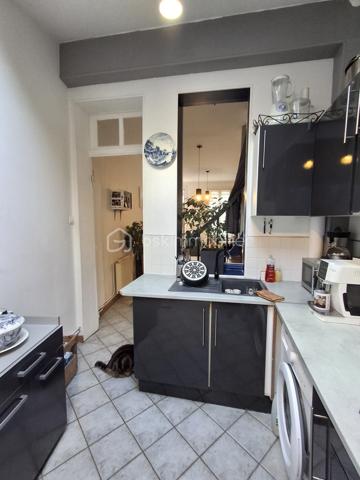 Et si votre prochain projet immobilier se trouvait en plein cœur de Eu ?

Je vous propose de découvrir cette charmante maison en briques, idéalement située en centre-ville de Eu, qui séduira aussi bien les primo-accédants, les investisseurs à la recherche d’un bien facile à valoriser ou les personnes à la recherche d'un pied à terre tout près des plages du Tréport et de Mers-les-Bains.

Toutes les commodités (commerces, écoles, transports) se trouvent au pied de la maison, le front de mer de Mers-les-Bains ou du Tréport à 5min en voiture.

Dès l’entrée, vous découvrirez une pièce de vie agréable et lumineuse (belle hauteur sous plafond), semi-ouverte sur une cuisine aménagée et équipée, prolongée par un véritable petit atout : un patio privatif, à l’abri des regards, parfait pour profiter d’un café, déjeuner dehors ou simplement créer votre petit espace de détente.

Cette maison réserve de belles surprises sur 3 niveaux :

- Au 1er étage, vous trouverez une chambre d’environ 11 m², accompagnée d’une salle d’eau avec le WC intégré.

- Le 2ème étage accueille une seconde chambre d’environ 11 m², ainsi qu’un espace bureau/dressing d’environ 7 m², particulièrement intéressant pour un adolescent, du télétravail ou un espace loisirs.

Et pour aller encore plus loin, un comble aménagé vient compléter l’ensemble offrant ainsi un espace supplémentaire utiliser selon vos envies 
(surface non comprise dans les 70m2).

Les + qui font la différence :
•	Maison en briques pleine de charme
•	Emplacement central, à proximité des commodités
•	Patio extérieur privatif
•	2 chambres + bureau + comble aménagé
•	Maison reliée au tout à l'égoût
•	Double vitrage
•	Chauffage central au gaz de ville
•	Fibre
•	Ballon d’eau chaude récent
•	Façade et toiture en bon état.

Un bien atypique et chaleureux, avec un véritable potentiel, à découvrir sans tarder !

Que vous recherchiez votre première résidence principale, un pied-à-terre ou un investissement locatif, cette maison mérite une visite pour apprécier pleinement son charme et ses possibilités.

Prix : 128 000 € – Honoraires à la charge du vendeur.
📞 Une question ? Envie de découvrir cette maison ?
Contactez Cécile LECLERC – BSKIMMOBILIER DIEPPE et sa région
06 89 96 20 74
c.leclerc@bskimmobilier.com