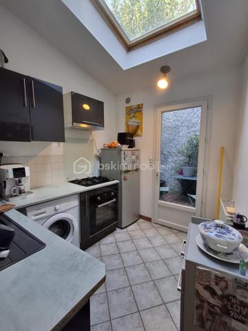 Et si votre prochain projet immobilier se trouvait en plein cœur de Eu ?

Je vous propose de découvrir cette charmante maison en briques, idéalement située en centre-ville de Eu, qui séduira aussi bien les primo-accédants, les investisseurs à la recherche d’un bien facile à valoriser ou les personnes à la recherche d'un pied à terre tout près des plages du Tréport et de Mers-les-Bains.

Toutes les commodités (commerces, écoles, transports) se trouvent au pied de la maison, le front de mer de Mers-les-Bains ou du Tréport à 5min en voiture.

Dès l’entrée, vous découvrirez une pièce de vie agréable et lumineuse (belle hauteur sous plafond), semi-ouverte sur une cuisine aménagée et équipée, prolongée par un véritable petit atout : un patio privatif, à l’abri des regards, parfait pour profiter d’un café, déjeuner dehors ou simplement créer votre petit espace de détente.

Cette maison réserve de belles surprises sur 3 niveaux :

- Au 1er étage, vous trouverez une chambre d’environ 11 m², accompagnée d’une salle d’eau avec le WC intégré.

- Le 2ème étage accueille une seconde chambre d’environ 11 m², ainsi qu’un espace bureau/dressing d’environ 7 m², particulièrement intéressant pour un adolescent, du télétravail ou un espace loisirs.

Et pour aller encore plus loin, un comble aménagé vient compléter l’ensemble offrant ainsi un espace supplémentaire utiliser selon vos envies 
(surface non comprise dans les 70m2).

Les + qui font la différence :
•	Maison en briques pleine de charme
•	Emplacement central, à proximité des commodités
•	Patio extérieur privatif
•	2 chambres + bureau + comble aménagé
•	Maison reliée au tout à l'égoût
•	Double vitrage
•	Chauffage central au gaz de ville
•	Fibre
•	Ballon d’eau chaude récent
•	Façade et toiture en bon état.

Un bien atypique et chaleureux, avec un véritable potentiel, à découvrir sans tarder !

Que vous recherchiez votre première résidence principale, un pied-à-terre ou un investissement locatif, cette maison mérite une visite pour apprécier pleinement son charme et ses possibilités.

Prix : 128 000 € – Honoraires à la charge du vendeur.
📞 Une question ? Envie de découvrir cette maison ?
Contactez Cécile LECLERC – BSKIMMOBILIER DIEPPE et sa région
06 89 96 20 74
c.leclerc@bskimmobilier.com