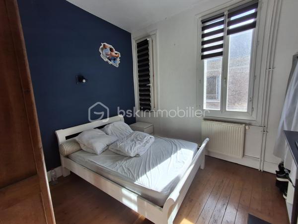 Et si votre prochain projet immobilier se trouvait en plein cœur de Eu ?

Je vous propose de découvrir cette charmante maison en briques, idéalement située en centre-ville de Eu, qui séduira aussi bien les primo-accédants, les investisseurs à la recherche d’un bien facile à valoriser ou les personnes à la recherche d'un pied à terre tout près des plages du Tréport et de Mers-les-Bains.

Toutes les commodités (commerces, écoles, transports) se trouvent au pied de la maison, le front de mer de Mers-les-Bains ou du Tréport à 5min en voiture.

Dès l’entrée, vous découvrirez une pièce de vie agréable et lumineuse (belle hauteur sous plafond), semi-ouverte sur une cuisine aménagée et équipée, prolongée par un véritable petit atout : un patio privatif, à l’abri des regards, parfait pour profiter d’un café, déjeuner dehors ou simplement créer votre petit espace de détente.

Cette maison réserve de belles surprises sur 3 niveaux :

- Au 1er étage, vous trouverez une chambre d’environ 11 m², accompagnée d’une salle d’eau avec le WC intégré.

- Le 2ème étage accueille une seconde chambre d’environ 11 m², ainsi qu’un espace bureau/dressing d’environ 7 m², particulièrement intéressant pour un adolescent, du télétravail ou un espace loisirs.

Et pour aller encore plus loin, un comble aménagé vient compléter l’ensemble offrant ainsi un espace supplémentaire utiliser selon vos envies 
(surface non comprise dans les 70m2).

Les + qui font la différence :
•	Maison en briques pleine de charme
•	Emplacement central, à proximité des commodités
•	Patio extérieur privatif
•	2 chambres + bureau + comble aménagé
•	Maison reliée au tout à l'égoût
•	Double vitrage
•	Chauffage central au gaz de ville
•	Fibre
•	Ballon d’eau chaude récent
•	Façade et toiture en bon état.

Un bien atypique et chaleureux, avec un véritable potentiel, à découvrir sans tarder !

Que vous recherchiez votre première résidence principale, un pied-à-terre ou un investissement locatif, cette maison mérite une visite pour apprécier pleinement son charme et ses possibilités.

Prix : 128 000 € – Honoraires à la charge du vendeur.
📞 Une question ? Envie de découvrir cette maison ?
Contactez Cécile LECLERC – BSKIMMOBILIER DIEPPE et sa région
06 89 96 20 74
c.leclerc@bskimmobilier.com