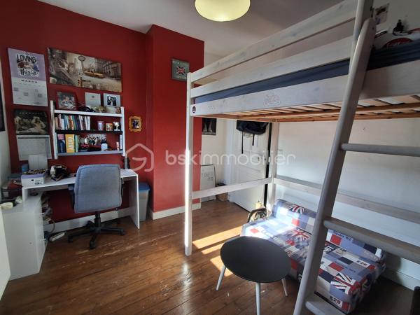 Et si votre prochain projet immobilier se trouvait en plein cœur de Eu ?

Je vous propose de découvrir cette charmante maison en briques, idéalement située en centre-ville de Eu, qui séduira aussi bien les primo-accédants, les investisseurs à la recherche d’un bien facile à valoriser ou les personnes à la recherche d'un pied à terre tout près des plages du Tréport et de Mers-les-Bains.

Toutes les commodités (commerces, écoles, transports) se trouvent au pied de la maison, le front de mer de Mers-les-Bains ou du Tréport à 5min en voiture.

Dès l’entrée, vous découvrirez une pièce de vie agréable et lumineuse (belle hauteur sous plafond), semi-ouverte sur une cuisine aménagée et équipée, prolongée par un véritable petit atout : un patio privatif, à l’abri des regards, parfait pour profiter d’un café, déjeuner dehors ou simplement créer votre petit espace de détente.

Cette maison réserve de belles surprises sur 3 niveaux :

- Au 1er étage, vous trouverez une chambre d’environ 11 m², accompagnée d’une salle d’eau avec le WC intégré.

- Le 2ème étage accueille une seconde chambre d’environ 11 m², ainsi qu’un espace bureau/dressing d’environ 7 m², particulièrement intéressant pour un adolescent, du télétravail ou un espace loisirs.

Et pour aller encore plus loin, un comble aménagé vient compléter l’ensemble offrant ainsi un espace supplémentaire utiliser selon vos envies 
(surface non comprise dans les 70m2).

Les + qui font la différence :
•	Maison en briques pleine de charme
•	Emplacement central, à proximité des commodités
•	Patio extérieur privatif
•	2 chambres + bureau + comble aménagé
•	Maison reliée au tout à l'égoût
•	Double vitrage
•	Chauffage central au gaz de ville
•	Fibre
•	Ballon d’eau chaude récent
•	Façade et toiture en bon état.

Un bien atypique et chaleureux, avec un véritable potentiel, à découvrir sans tarder !

Que vous recherchiez votre première résidence principale, un pied-à-terre ou un investissement locatif, cette maison mérite une visite pour apprécier pleinement son charme et ses possibilités.

Prix : 128 000 € – Honoraires à la charge du vendeur.
📞 Une question ? Envie de découvrir cette maison ?
Contactez Cécile LECLERC – BSKIMMOBILIER DIEPPE et sa région
06 89 96 20 74
c.leclerc@bskimmobilier.com