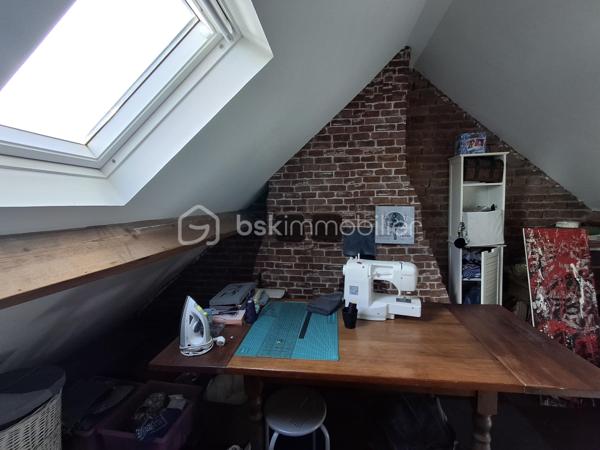 Et si votre prochain projet immobilier se trouvait en plein cœur de Eu ?

Je vous propose de découvrir cette charmante maison en briques, idéalement située en centre-ville de Eu, qui séduira aussi bien les primo-accédants, les investisseurs à la recherche d’un bien facile à valoriser ou les personnes à la recherche d'un pied à terre tout près des plages du Tréport et de Mers-les-Bains.

Toutes les commodités (commerces, écoles, transports) se trouvent au pied de la maison, le front de mer de Mers-les-Bains ou du Tréport à 5min en voiture.

Dès l’entrée, vous découvrirez une pièce de vie agréable et lumineuse (belle hauteur sous plafond), semi-ouverte sur une cuisine aménagée et équipée, prolongée par un véritable petit atout : un patio privatif, à l’abri des regards, parfait pour profiter d’un café, déjeuner dehors ou simplement créer votre petit espace de détente.

Cette maison réserve de belles surprises sur 3 niveaux :

- Au 1er étage, vous trouverez une chambre d’environ 11 m², accompagnée d’une salle d’eau avec le WC intégré.

- Le 2ème étage accueille une seconde chambre d’environ 11 m², ainsi qu’un espace bureau/dressing d’environ 7 m², particulièrement intéressant pour un adolescent, du télétravail ou un espace loisirs.

Et pour aller encore plus loin, un comble aménagé vient compléter l’ensemble offrant ainsi un espace supplémentaire utiliser selon vos envies 
(surface non comprise dans les 70m2).

Les + qui font la différence :
•	Maison en briques pleine de charme
•	Emplacement central, à proximité des commodités
•	Patio extérieur privatif
•	2 chambres + bureau + comble aménagé
•	Maison reliée au tout à l'égoût
•	Double vitrage
•	Chauffage central au gaz de ville
•	Fibre
•	Ballon d’eau chaude récent
•	Façade et toiture en bon état.

Un bien atypique et chaleureux, avec un véritable potentiel, à découvrir sans tarder !

Que vous recherchiez votre première résidence principale, un pied-à-terre ou un investissement locatif, cette maison mérite une visite pour apprécier pleinement son charme et ses possibilités.

Prix : 128 000 € – Honoraires à la charge du vendeur.
📞 Une question ? Envie de découvrir cette maison ?
Contactez Cécile LECLERC – BSKIMMOBILIER DIEPPE et sa région
06 89 96 20 74
c.leclerc@bskimmobilier.com