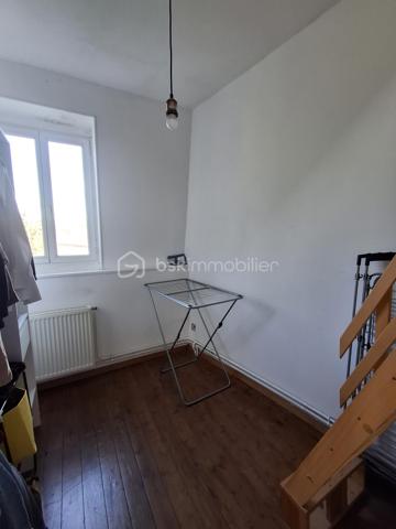 Et si votre prochain projet immobilier se trouvait en plein cœur de Eu ?

Je vous propose de découvrir cette charmante maison en briques, idéalement située en centre-ville de Eu, qui séduira aussi bien les primo-accédants, les investisseurs à la recherche d’un bien facile à valoriser ou les personnes à la recherche d'un pied à terre tout près des plages du Tréport et de Mers-les-Bains.

Toutes les commodités (commerces, écoles, transports) se trouvent au pied de la maison, le front de mer de Mers-les-Bains ou du Tréport à 5min en voiture.

Dès l’entrée, vous découvrirez une pièce de vie agréable et lumineuse (belle hauteur sous plafond), semi-ouverte sur une cuisine aménagée et équipée, prolongée par un véritable petit atout : un patio privatif, à l’abri des regards, parfait pour profiter d’un café, déjeuner dehors ou simplement créer votre petit espace de détente.

Cette maison réserve de belles surprises sur 3 niveaux :

- Au 1er étage, vous trouverez une chambre d’environ 11 m², accompagnée d’une salle d’eau avec le WC intégré.

- Le 2ème étage accueille une seconde chambre d’environ 11 m², ainsi qu’un espace bureau/dressing d’environ 7 m², particulièrement intéressant pour un adolescent, du télétravail ou un espace loisirs.

Et pour aller encore plus loin, un comble aménagé vient compléter l’ensemble offrant ainsi un espace supplémentaire utiliser selon vos envies 
(surface non comprise dans les 70m2).

Les + qui font la différence :
•	Maison en briques pleine de charme
•	Emplacement central, à proximité des commodités
•	Patio extérieur privatif
•	2 chambres + bureau + comble aménagé
•	Maison reliée au tout à l'égoût
•	Double vitrage
•	Chauffage central au gaz de ville
•	Fibre
•	Ballon d’eau chaude récent
•	Façade et toiture en bon état.

Un bien atypique et chaleureux, avec un véritable potentiel, à découvrir sans tarder !

Que vous recherchiez votre première résidence principale, un pied-à-terre ou un investissement locatif, cette maison mérite une visite pour apprécier pleinement son charme et ses possibilités.

Prix : 128 000 € – Honoraires à la charge du vendeur.
📞 Une question ? Envie de découvrir cette maison ?
Contactez Cécile LECLERC – BSKIMMOBILIER DIEPPE et sa région
06 89 96 20 74
c.leclerc@bskimmobilier.com