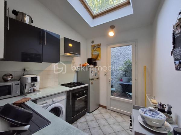 Et si votre prochain projet immobilier se trouvait en plein cœur de Eu ?

Je vous propose de découvrir cette charmante maison en briques, idéalement située en centre-ville de Eu, qui séduira aussi bien les primo-accédants, les investisseurs à la recherche d’un bien facile à valoriser ou les personnes à la recherche d'un pied à terre tout près des plages du Tréport et de Mers-les-Bains.

Toutes les commodités (commerces, écoles, transports) se trouvent au pied de la maison, le front de mer de Mers-les-Bains ou du Tréport à 5min en voiture.

Dès l’entrée, vous découvrirez une pièce de vie agréable et lumineuse (belle hauteur sous plafond), semi-ouverte sur une cuisine aménagée et équipée, prolongée par un véritable petit atout : un patio privatif, à l’abri des regards, parfait pour profiter d’un café, déjeuner dehors ou simplement créer votre petit espace de détente.

Cette maison réserve de belles surprises sur 3 niveaux :

- Au 1er étage, vous trouverez une chambre d’environ 11 m², accompagnée d’une salle d’eau avec le WC intégré.

- Le 2ème étage accueille une seconde chambre d’environ 11 m², ainsi qu’un espace bureau/dressing d’environ 7 m², particulièrement intéressant pour un adolescent, du télétravail ou un espace loisirs.

Et pour aller encore plus loin, un comble aménagé vient compléter l’ensemble offrant ainsi un espace supplémentaire utiliser selon vos envies 
(surface non comprise dans les 70m2).

Les + qui font la différence :
•	Maison en briques pleine de charme
•	Emplacement central, à proximité des commodités
•	Patio extérieur privatif
•	2 chambres + bureau + comble aménagé
•	Maison reliée au tout à l'égoût
•	Double vitrage
•	Chauffage central au gaz de ville
•	Fibre
•	Ballon d’eau chaude récent
•	Façade et toiture en bon état.

Un bien atypique et chaleureux, avec un véritable potentiel, à découvrir sans tarder !

Que vous recherchiez votre première résidence principale, un pied-à-terre ou un investissement locatif, cette maison mérite une visite pour apprécier pleinement son charme et ses possibilités.

Prix : 128 000 € – Honoraires à la charge du vendeur.
📞 Une question ? Envie de découvrir cette maison ?
Contactez Cécile LECLERC – BSKIMMOBILIER DIEPPE et sa région
06 89 96 20 74
c.leclerc@bskimmobilier.com