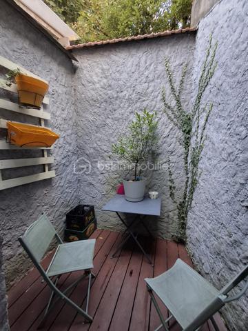 Et si votre prochain projet immobilier se trouvait en plein cœur de Eu ?

Je vous propose de découvrir cette charmante maison en briques, idéalement située en centre-ville de Eu, qui séduira aussi bien les primo-accédants, les investisseurs à la recherche d’un bien facile à valoriser ou les personnes à la recherche d'un pied à terre tout près des plages du Tréport et de Mers-les-Bains.

Toutes les commodités (commerces, écoles, transports) se trouvent au pied de la maison, le front de mer de Mers-les-Bains ou du Tréport à 5min en voiture.

Dès l’entrée, vous découvrirez une pièce de vie agréable et lumineuse (belle hauteur sous plafond), semi-ouverte sur une cuisine aménagée et équipée, prolongée par un véritable petit atout : un patio privatif, à l’abri des regards, parfait pour profiter d’un café, déjeuner dehors ou simplement créer votre petit espace de détente.

Cette maison réserve de belles surprises sur 3 niveaux :

- Au 1er étage, vous trouverez une chambre d’environ 11 m², accompagnée d’une salle d’eau avec le WC intégré.

- Le 2ème étage accueille une seconde chambre d’environ 11 m², ainsi qu’un espace bureau/dressing d’environ 7 m², particulièrement intéressant pour un adolescent, du télétravail ou un espace loisirs.

Et pour aller encore plus loin, un comble aménagé vient compléter l’ensemble offrant ainsi un espace supplémentaire utiliser selon vos envies 
(surface non comprise dans les 70m2).

Les + qui font la différence :
•	Maison en briques pleine de charme
•	Emplacement central, à proximité des commodités
•	Patio extérieur privatif
•	2 chambres + bureau + comble aménagé
•	Maison reliée au tout à l'égoût
•	Double vitrage
•	Chauffage central au gaz de ville
•	Fibre
•	Ballon d’eau chaude récent
•	Façade et toiture en bon état.

Un bien atypique et chaleureux, avec un véritable potentiel, à découvrir sans tarder !

Que vous recherchiez votre première résidence principale, un pied-à-terre ou un investissement locatif, cette maison mérite une visite pour apprécier pleinement son charme et ses possibilités.

Prix : 128 000 € – Honoraires à la charge du vendeur.
📞 Une question ? Envie de découvrir cette maison ?
Contactez Cécile LECLERC – BSKIMMOBILIER DIEPPE et sa région
06 89 96 20 74
c.leclerc@bskimmobilier.com