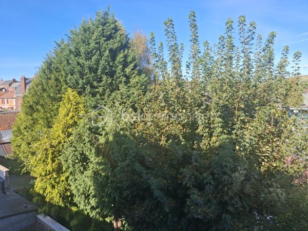 Et si votre prochain projet immobilier se trouvait en plein cœur de Eu ?

Je vous propose de découvrir cette charmante maison en briques, idéalement située en centre-ville de Eu, qui séduira aussi bien les primo-accédants, les investisseurs à la recherche d’un bien facile à valoriser ou les personnes à la recherche d'un pied à terre tout près des plages du Tréport et de Mers-les-Bains.

Toutes les commodités (commerces, écoles, transports) se trouvent au pied de la maison, le front de mer de Mers-les-Bains ou du Tréport à 5min en voiture.

Dès l’entrée, vous découvrirez une pièce de vie agréable et lumineuse (belle hauteur sous plafond), semi-ouverte sur une cuisine aménagée et équipée, prolongée par un véritable petit atout : un patio privatif, à l’abri des regards, parfait pour profiter d’un café, déjeuner dehors ou simplement créer votre petit espace de détente.

Cette maison réserve de belles surprises sur 3 niveaux :

- Au 1er étage, vous trouverez une chambre d’environ 11 m², accompagnée d’une salle d’eau avec le WC intégré.

- Le 2ème étage accueille une seconde chambre d’environ 11 m², ainsi qu’un espace bureau/dressing d’environ 7 m², particulièrement intéressant pour un adolescent, du télétravail ou un espace loisirs.

Et pour aller encore plus loin, un comble aménagé vient compléter l’ensemble offrant ainsi un espace supplémentaire utiliser selon vos envies 
(surface non comprise dans les 70m2).

Les + qui font la différence :
•	Maison en briques pleine de charme
•	Emplacement central, à proximité des commodités
•	Patio extérieur privatif
•	2 chambres + bureau + comble aménagé
•	Maison reliée au tout à l'égoût
•	Double vitrage
•	Chauffage central au gaz de ville
•	Fibre
•	Ballon d’eau chaude récent
•	Façade et toiture en bon état.

Un bien atypique et chaleureux, avec un véritable potentiel, à découvrir sans tarder !

Que vous recherchiez votre première résidence principale, un pied-à-terre ou un investissement locatif, cette maison mérite une visite pour apprécier pleinement son charme et ses possibilités.

Prix : 128 000 € – Honoraires à la charge du vendeur.
📞 Une question ? Envie de découvrir cette maison ?
Contactez Cécile LECLERC – BSKIMMOBILIER DIEPPE et sa région
06 89 96 20 74
c.leclerc@bskimmobilier.com