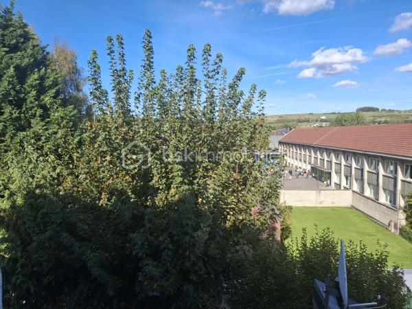 Et si votre prochain projet immobilier se trouvait en plein cœur de Eu ?

Je vous propose de découvrir cette charmante maison en briques, idéalement située en centre-ville de Eu, qui séduira aussi bien les primo-accédants, les investisseurs à la recherche d’un bien facile à valoriser ou les personnes à la recherche d'un pied à terre tout près des plages du Tréport et de Mers-les-Bains.

Toutes les commodités (commerces, écoles, transports) se trouvent au pied de la maison, le front de mer de Mers-les-Bains ou du Tréport à 5min en voiture.

Dès l’entrée, vous découvrirez une pièce de vie agréable et lumineuse (belle hauteur sous plafond), semi-ouverte sur une cuisine aménagée et équipée, prolongée par un véritable petit atout : un patio privatif, à l’abri des regards, parfait pour profiter d’un café, déjeuner dehors ou simplement créer votre petit espace de détente.

Cette maison réserve de belles surprises sur 3 niveaux :

- Au 1er étage, vous trouverez une chambre d’environ 11 m², accompagnée d’une salle d’eau avec le WC intégré.

- Le 2ème étage accueille une seconde chambre d’environ 11 m², ainsi qu’un espace bureau/dressing d’environ 7 m², particulièrement intéressant pour un adolescent, du télétravail ou un espace loisirs.

Et pour aller encore plus loin, un comble aménagé vient compléter l’ensemble offrant ainsi un espace supplémentaire utiliser selon vos envies 
(surface non comprise dans les 70m2).

Les + qui font la différence :
•	Maison en briques pleine de charme
•	Emplacement central, à proximité des commodités
•	Patio extérieur privatif
•	2 chambres + bureau + comble aménagé
•	Maison reliée au tout à l'égoût
•	Double vitrage
•	Chauffage central au gaz de ville
•	Fibre
•	Ballon d’eau chaude récent
•	Façade et toiture en bon état.

Un bien atypique et chaleureux, avec un véritable potentiel, à découvrir sans tarder !

Que vous recherchiez votre première résidence principale, un pied-à-terre ou un investissement locatif, cette maison mérite une visite pour apprécier pleinement son charme et ses possibilités.

Prix : 128 000 € – Honoraires à la charge du vendeur.
📞 Une question ? Envie de découvrir cette maison ?
Contactez Cécile LECLERC – BSKIMMOBILIER DIEPPE et sa région
06 89 96 20 74
c.leclerc@bskimmobilier.com