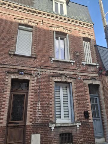 Et si votre prochain projet immobilier se trouvait en plein cœur de Eu ?

Je vous propose de découvrir cette charmante maison en briques, idéalement située en centre-ville de Eu, qui séduira aussi bien les primo-accédants, les investisseurs à la recherche d’un bien facile à valoriser ou les personnes à la recherche d'un pied à terre tout près des plages du Tréport et de Mers-les-Bains.

Toutes les commodités (commerces, écoles, transports) se trouvent au pied de la maison, le front de mer de Mers-les-Bains ou du Tréport à 5min en voiture.

Dès l’entrée, vous découvrirez une pièce de vie agréable et lumineuse (belle hauteur sous plafond), semi-ouverte sur une cuisine aménagée et équipée, prolongée par un véritable petit atout : un patio privatif, à l’abri des regards, parfait pour profiter d’un café, déjeuner dehors ou simplement créer votre petit espace de détente.

Cette maison réserve de belles surprises sur 3 niveaux :

- Au 1er étage, vous trouverez une chambre d’environ 11 m², accompagnée d’une salle d’eau avec le WC intégré.

- Le 2ème étage accueille une seconde chambre d’environ 11 m², ainsi qu’un espace bureau/dressing d’environ 7 m², particulièrement intéressant pour un adolescent, du télétravail ou un espace loisirs.

Et pour aller encore plus loin, un comble aménagé vient compléter l’ensemble offrant ainsi un espace supplémentaire utiliser selon vos envies 
(surface non comprise dans les 70m2).

Les + qui font la différence :
•	Maison en briques pleine de charme
•	Emplacement central, à proximité des commodités
•	Patio extérieur privatif
•	2 chambres + bureau + comble aménagé
•	Maison reliée au tout à l'égoût
•	Double vitrage
•	Chauffage central au gaz de ville
•	Fibre
•	Ballon d’eau chaude récent
•	Façade et toiture en bon état.

Un bien atypique et chaleureux, avec un véritable potentiel, à découvrir sans tarder !

Que vous recherchiez votre première résidence principale, un pied-à-terre ou un investissement locatif, cette maison mérite une visite pour apprécier pleinement son charme et ses possibilités.

Prix : 128 000 € – Honoraires à la charge du vendeur.
📞 Une question ? Envie de découvrir cette maison ?
Contactez Cécile LECLERC – BSKIMMOBILIER DIEPPE et sa région
06 89 96 20 74
c.leclerc@bskimmobilier.com