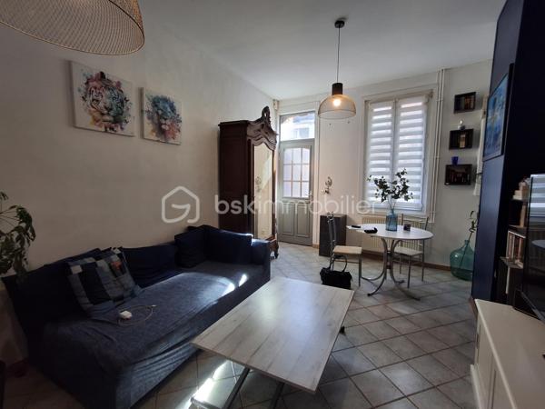 Et si votre prochain projet immobilier se trouvait en plein cœur de Eu ?

Je vous propose de découvrir cette charmante maison en briques, idéalement située en centre-ville de Eu, qui séduira aussi bien les primo-accédants, les investisseurs à la recherche d’un bien facile à valoriser ou les personnes à la recherche d'un pied à terre tout près des plages du Tréport et de Mers-les-Bains.

Toutes les commodités (commerces, écoles, transports) se trouvent au pied de la maison, le front de mer de Mers-les-Bains ou du Tréport à 5min en voiture.

Dès l’entrée, vous découvrirez une pièce de vie agréable et lumineuse (belle hauteur sous plafond), semi-ouverte sur une cuisine aménagée et équipée, prolongée par un véritable petit atout : un patio privatif, à l’abri des regards, parfait pour profiter d’un café, déjeuner dehors ou simplement créer votre petit espace de détente.

Cette maison réserve de belles surprises sur 3 niveaux :

- Au 1er étage, vous trouverez une chambre d’environ 11 m², accompagnée d’une salle d’eau avec le WC intégré.

- Le 2ème étage accueille une seconde chambre d’environ 11 m², ainsi qu’un espace bureau/dressing d’environ 7 m², particulièrement intéressant pour un adolescent, du télétravail ou un espace loisirs.

Et pour aller encore plus loin, un comble aménagé vient compléter l’ensemble offrant ainsi un espace supplémentaire utiliser selon vos envies 
(surface non comprise dans les 70m2).

Les + qui font la différence :
•	Maison en briques pleine de charme
•	Emplacement central, à proximité des commodités
•	Patio extérieur privatif
•	2 chambres + bureau + comble aménagé
•	Maison reliée au tout à l'égoût
•	Double vitrage
•	Chauffage central au gaz de ville
•	Fibre
•	Ballon d’eau chaude récent
•	Façade et toiture en bon état.

Un bien atypique et chaleureux, avec un véritable potentiel, à découvrir sans tarder !

Que vous recherchiez votre première résidence principale, un pied-à-terre ou un investissement locatif, cette maison mérite une visite pour apprécier pleinement son charme et ses possibilités.

Prix : 128 000 € – Honoraires à la charge du vendeur.
📞 Une question ? Envie de découvrir cette maison ?
Contactez Cécile LECLERC – BSKIMMOBILIER DIEPPE et sa région
06 89 96 20 74
c.leclerc@bskimmobilier.com