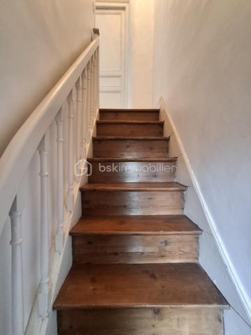 Et si votre prochain projet immobilier se trouvait en plein cœur de Eu ?

Je vous propose de découvrir cette charmante maison en briques, idéalement située en centre-ville de Eu, qui séduira aussi bien les primo-accédants, les investisseurs à la recherche d’un bien facile à valoriser ou les personnes à la recherche d'un pied à terre tout près des plages du Tréport et de Mers-les-Bains.

Toutes les commodités (commerces, écoles, transports) se trouvent au pied de la maison, le front de mer de Mers-les-Bains ou du Tréport à 5min en voiture.

Dès l’entrée, vous découvrirez une pièce de vie agréable et lumineuse (belle hauteur sous plafond), semi-ouverte sur une cuisine aménagée et équipée, prolongée par un véritable petit atout : un patio privatif, à l’abri des regards, parfait pour profiter d’un café, déjeuner dehors ou simplement créer votre petit espace de détente.

Cette maison réserve de belles surprises sur 3 niveaux :

- Au 1er étage, vous trouverez une chambre d’environ 11 m², accompagnée d’une salle d’eau avec le WC intégré.

- Le 2ème étage accueille une seconde chambre d’environ 11 m², ainsi qu’un espace bureau/dressing d’environ 7 m², particulièrement intéressant pour un adolescent, du télétravail ou un espace loisirs.

Et pour aller encore plus loin, un comble aménagé vient compléter l’ensemble offrant ainsi un espace supplémentaire utiliser selon vos envies 
(surface non comprise dans les 70m2).

Les + qui font la différence :
•	Maison en briques pleine de charme
•	Emplacement central, à proximité des commodités
•	Patio extérieur privatif
•	2 chambres + bureau + comble aménagé
•	Maison reliée au tout à l'égoût
•	Double vitrage
•	Chauffage central au gaz de ville
•	Fibre
•	Ballon d’eau chaude récent
•	Façade et toiture en bon état.

Un bien atypique et chaleureux, avec un véritable potentiel, à découvrir sans tarder !

Que vous recherchiez votre première résidence principale, un pied-à-terre ou un investissement locatif, cette maison mérite une visite pour apprécier pleinement son charme et ses possibilités.

Prix : 128 000 € – Honoraires à la charge du vendeur.
📞 Une question ? Envie de découvrir cette maison ?
Contactez Cécile LECLERC – BSKIMMOBILIER DIEPPE et sa région
06 89 96 20 74
c.leclerc@bskimmobilier.com
