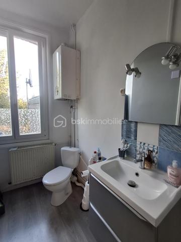 Et si votre prochain projet immobilier se trouvait en plein cœur de Eu ?

Je vous propose de découvrir cette charmante maison en briques, idéalement située en centre-ville de Eu, qui séduira aussi bien les primo-accédants, les investisseurs à la recherche d’un bien facile à valoriser ou les personnes à la recherche d'un pied à terre tout près des plages du Tréport et de Mers-les-Bains.

Toutes les commodités (commerces, écoles, transports) se trouvent au pied de la maison, le front de mer de Mers-les-Bains ou du Tréport à 5min en voiture.

Dès l’entrée, vous découvrirez une pièce de vie agréable et lumineuse (belle hauteur sous plafond), semi-ouverte sur une cuisine aménagée et équipée, prolongée par un véritable petit atout : un patio privatif, à l’abri des regards, parfait pour profiter d’un café, déjeuner dehors ou simplement créer votre petit espace de détente.

Cette maison réserve de belles surprises sur 3 niveaux :

- Au 1er étage, vous trouverez une chambre d’environ 11 m², accompagnée d’une salle d’eau avec le WC intégré.

- Le 2ème étage accueille une seconde chambre d’environ 11 m², ainsi qu’un espace bureau/dressing d’environ 7 m², particulièrement intéressant pour un adolescent, du télétravail ou un espace loisirs.

Et pour aller encore plus loin, un comble aménagé vient compléter l’ensemble offrant ainsi un espace supplémentaire utiliser selon vos envies 
(surface non comprise dans les 70m2).

Les + qui font la différence :
•	Maison en briques pleine de charme
•	Emplacement central, à proximité des commodités
•	Patio extérieur privatif
•	2 chambres + bureau + comble aménagé
•	Maison reliée au tout à l'égoût
•	Double vitrage
•	Chauffage central au gaz de ville
•	Fibre
•	Ballon d’eau chaude récent
•	Façade et toiture en bon état.

Un bien atypique et chaleureux, avec un véritable potentiel, à découvrir sans tarder !

Que vous recherchiez votre première résidence principale, un pied-à-terre ou un investissement locatif, cette maison mérite une visite pour apprécier pleinement son charme et ses possibilités.

Prix : 128 000 € – Honoraires à la charge du vendeur.
📞 Une question ? Envie de découvrir cette maison ?
Contactez Cécile LECLERC – BSKIMMOBILIER DIEPPE et sa région
06 89 96 20 74
c.leclerc@bskimmobilier.com