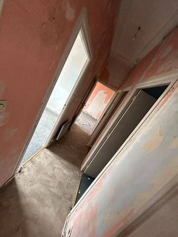Local Commercial
        
        - 1895 m²